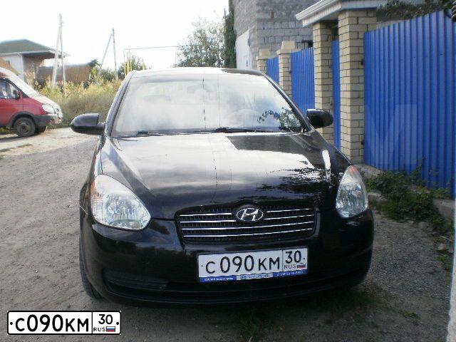 Фото автомобиля HYUNDAI VERNA, 2007 — госномер С090КМ30. Цвет: ЧЕРНЫЙ