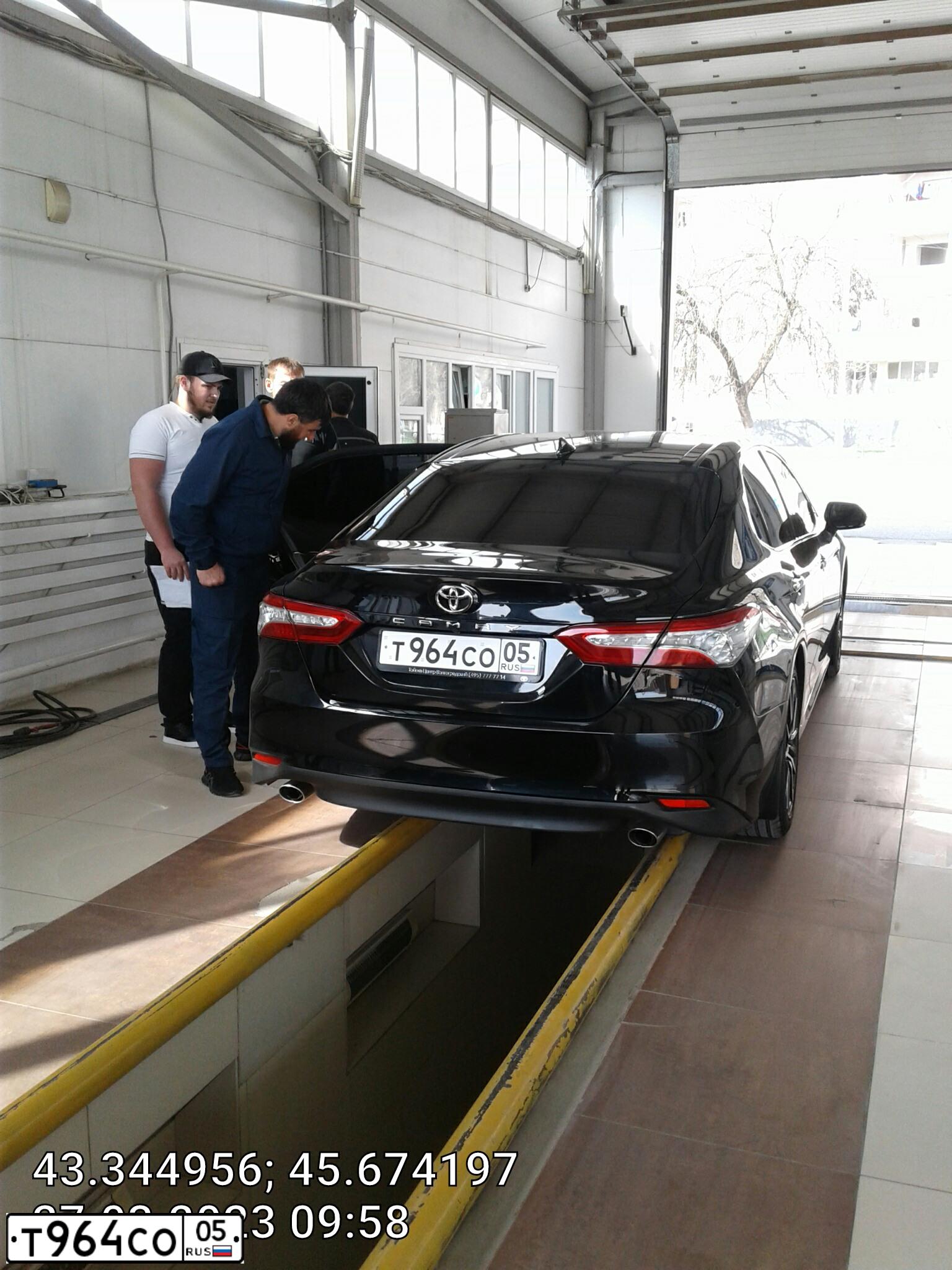 Фото автомобиля TOYOTA CAMRY, 2019 — госномер Х013ХЕ750. Цвет: ЧЕРНЫЙ