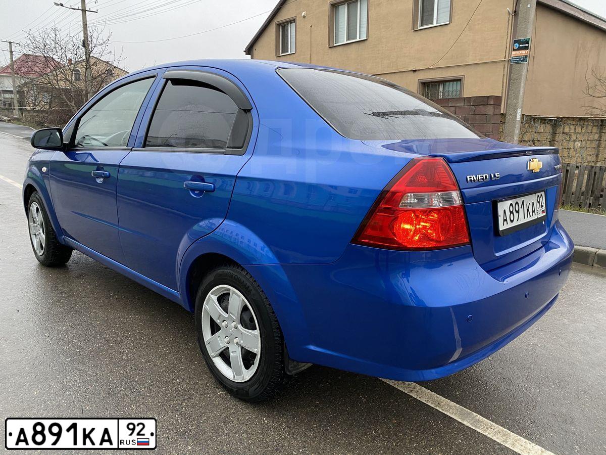 Фото автомобиля CHEVROLET AVEO, 2011 — госномер Е718СМ197. Цвет: синий