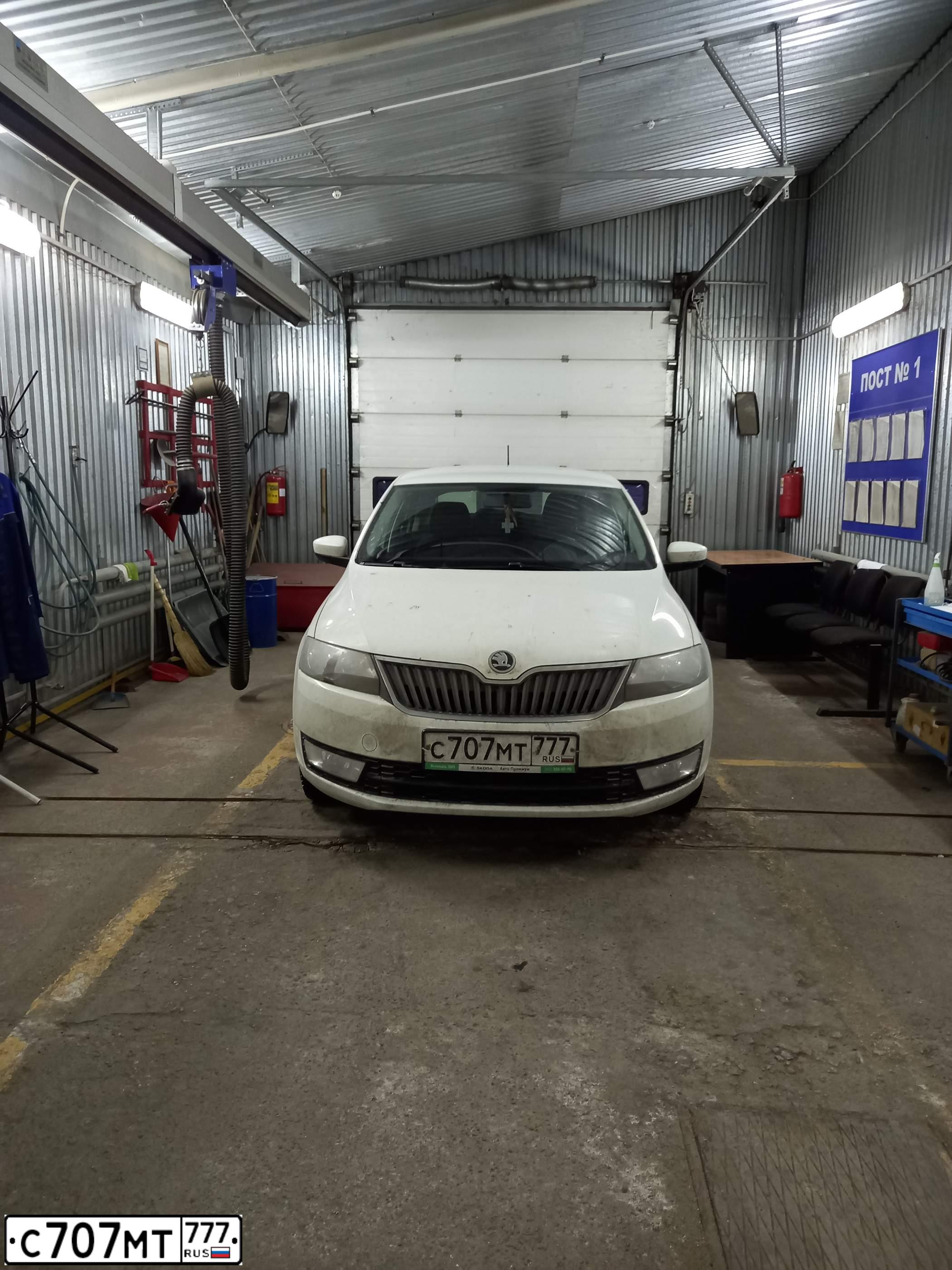 Фото автомобиля SKODA RAPID, 2014 — госномер М953ОС198. Цвет: Белый