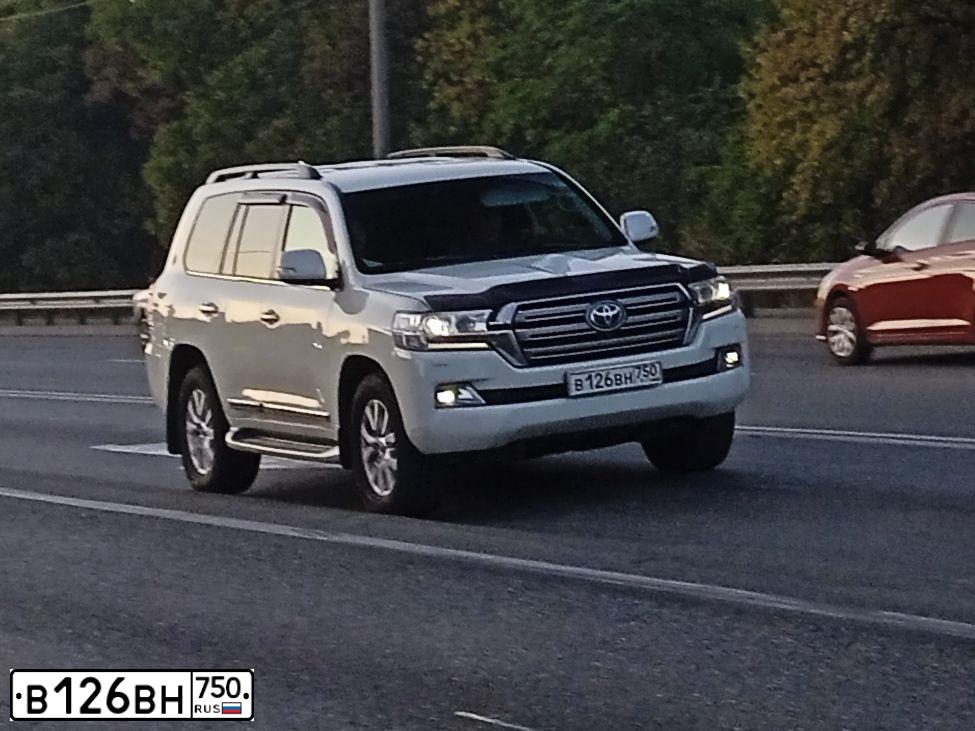 Фото автомобиля TOYOTA LAND CRUISER 200, 2015 — госномер О979МР126