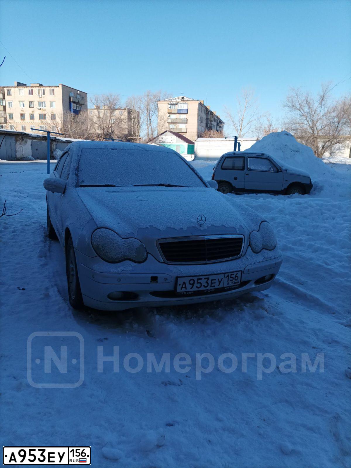 Фото автомобиля MERCEDES C-KLASSE, 2002 — госномер Х153ВВ177. Цвет: БЕЛЫЙ СЕРЕБРИСТЫЙ