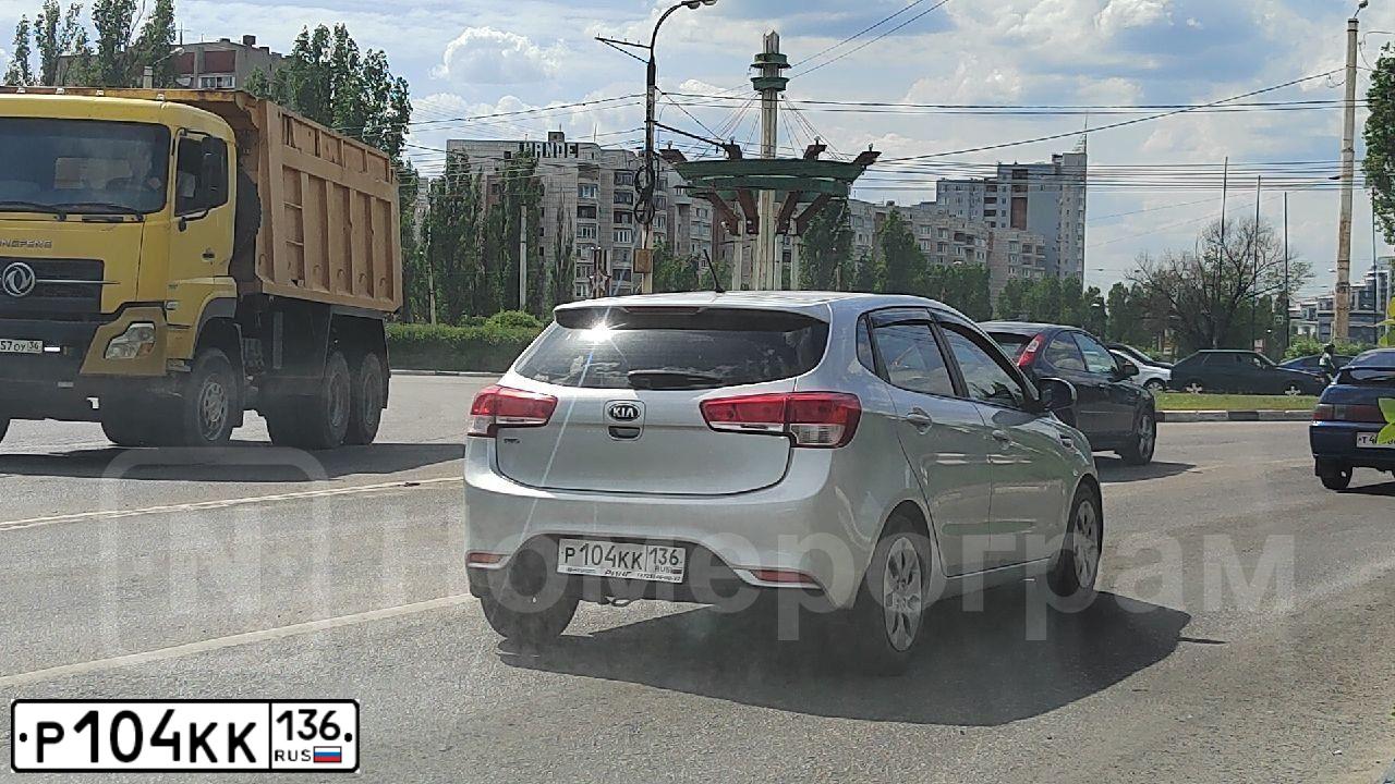 Фото автомобиля KIA RIO, 2016 — госномер Р104КК136. Цвет: Серебристый