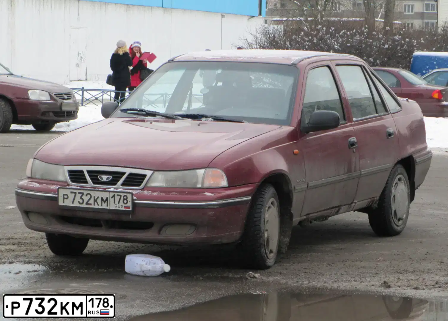 Фото автомобиля DAEWOO NEXIA, 2004 — госномер Р732КМ178. Цвет: ВИШНЕВЫЙ