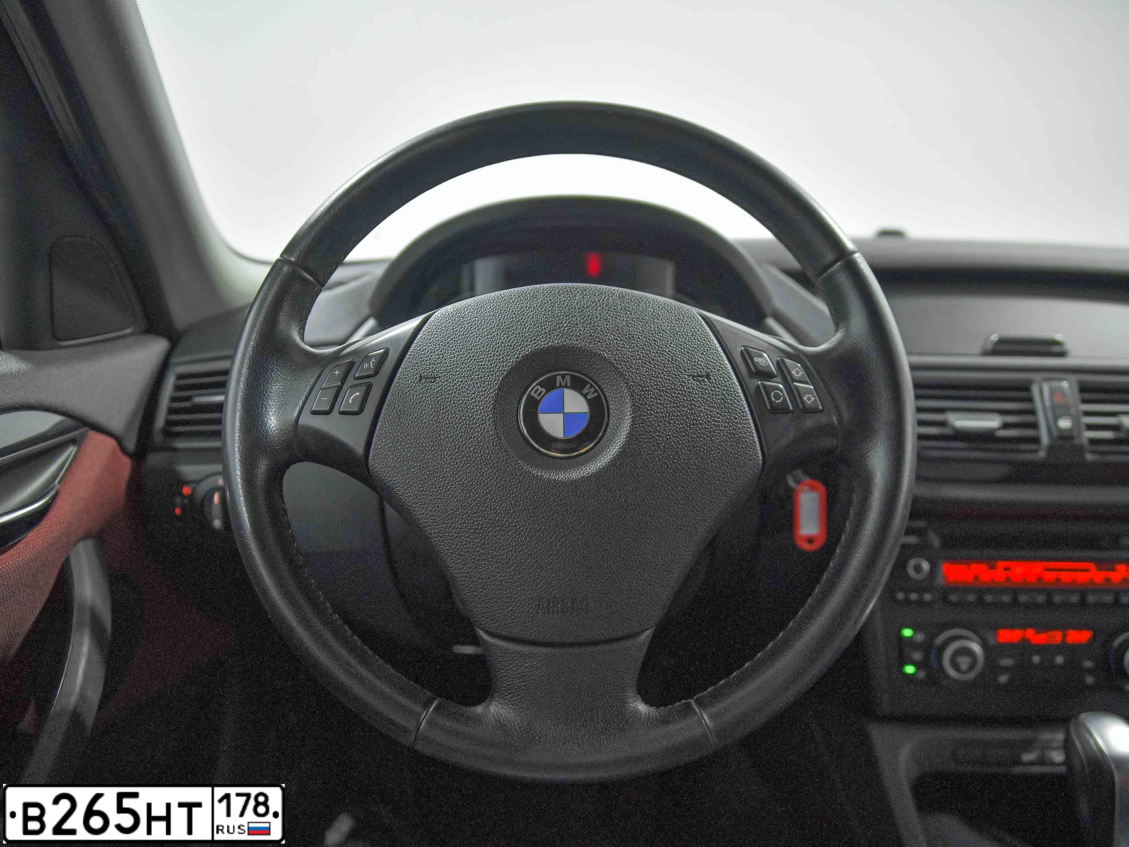Фото автомобиля BMW X1, 2012 — госномер Н795ОА198. Цвет: БЕЛЫЙ МЕТАЛЛИК