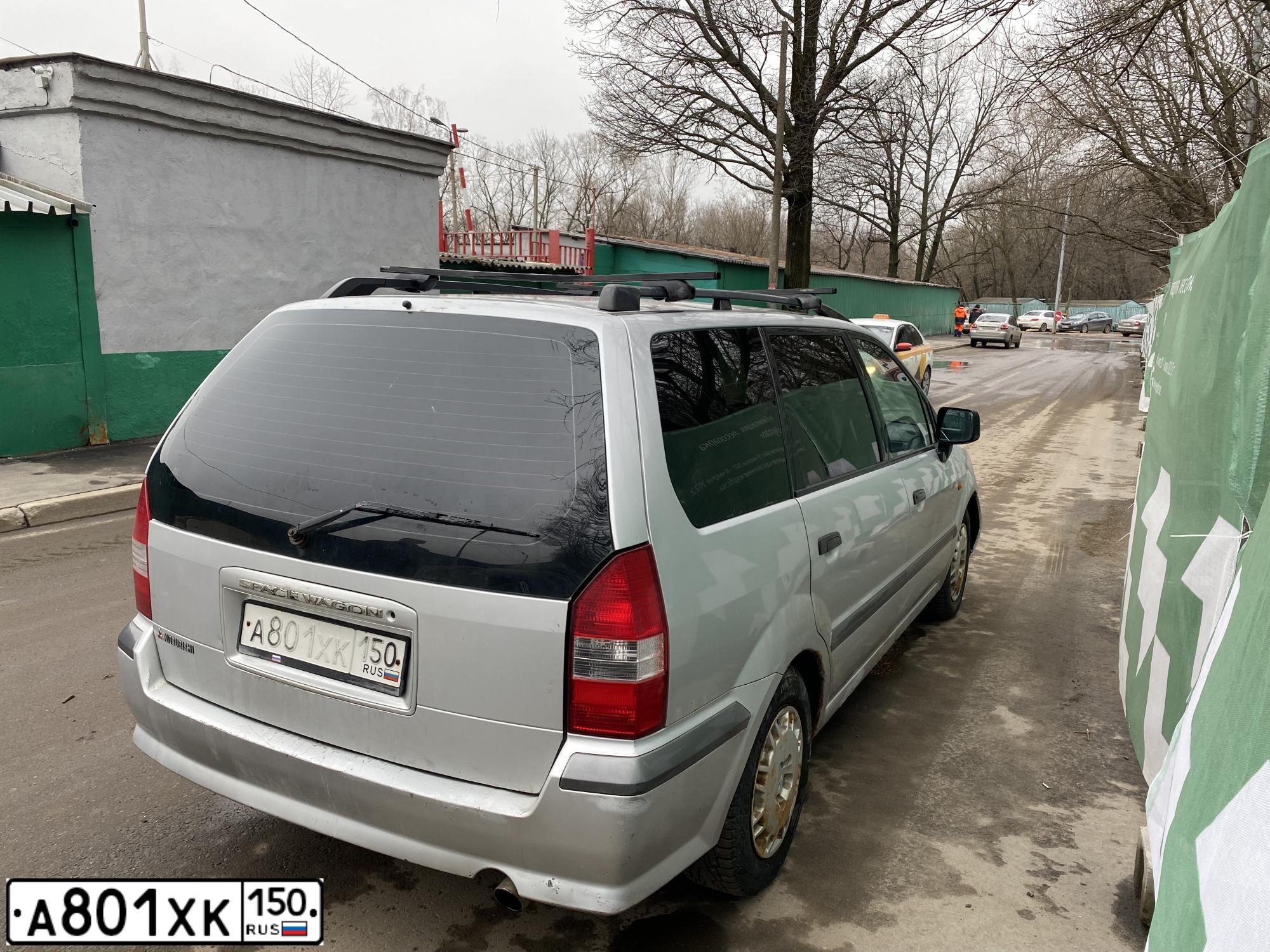 Фото автомобиля MITSUBISHI SPACE WAGON, 2001 — госномер М857УВ35. Цвет: БЕЛЫЙ СЕРЕБРИСТЫЙ