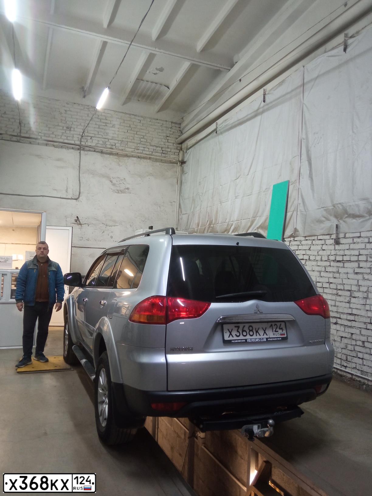 Фото автомобиля MITSUBISHI PAJERO SPORT, 2011 — госномер Р111АА124. Цвет: СЕРЕБРИСТЫЙ
