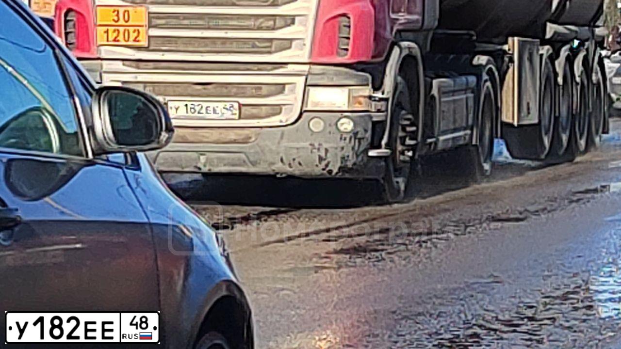 Фото автомобиля SCANIA SERIE G /4X2/, 2011 — госномер Е769ТС82. Цвет: Красный