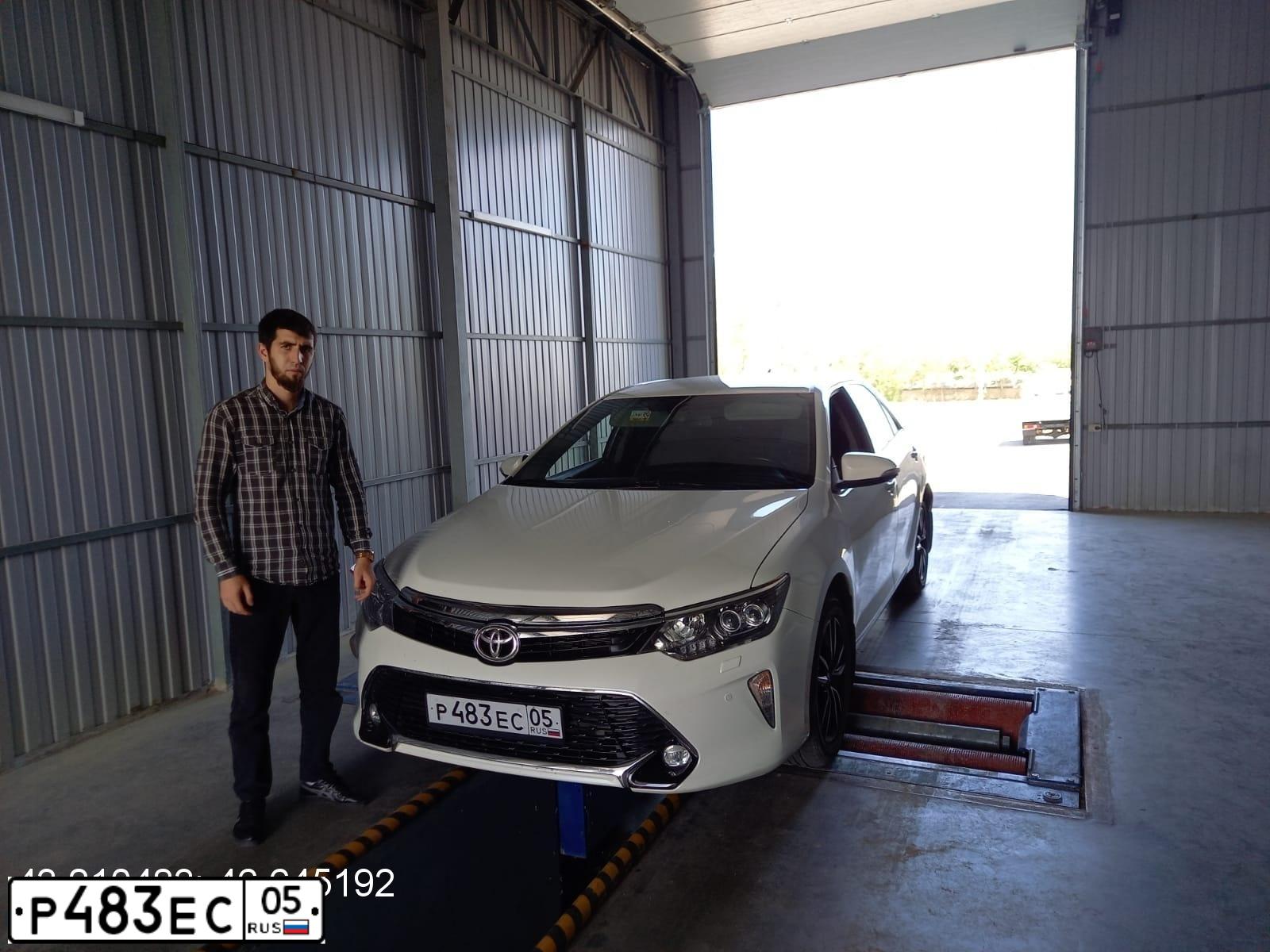 Фото автомобиля TOYOTA CAMRY, 2017 — госномер Т577РВ05. Цвет: БЕЛЫЙ ПЕРЛАМУТР