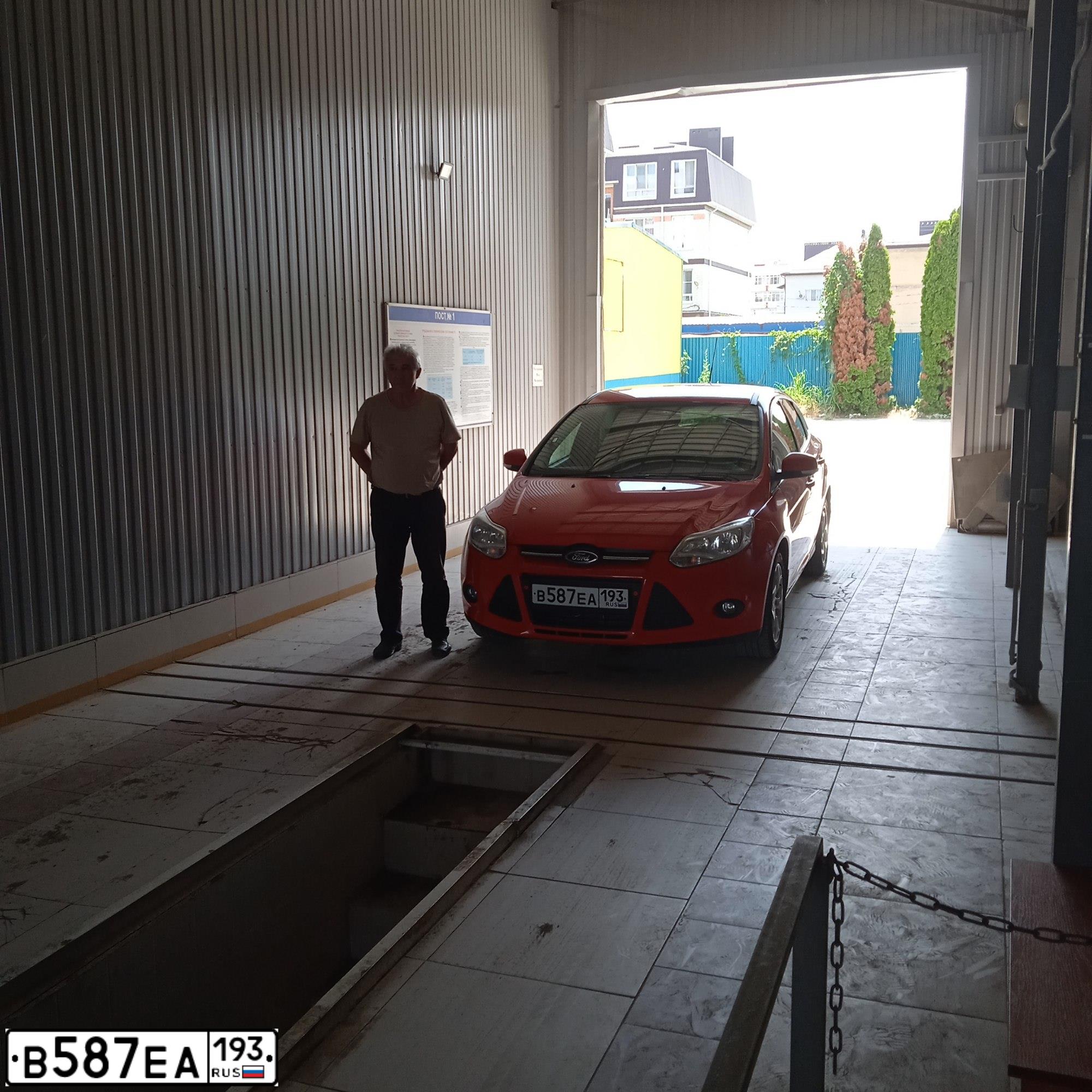 Фото автомобиля FORD FOCUS, 2015 — госномер В587ЕА193. Цвет: КРАСНЫЙ