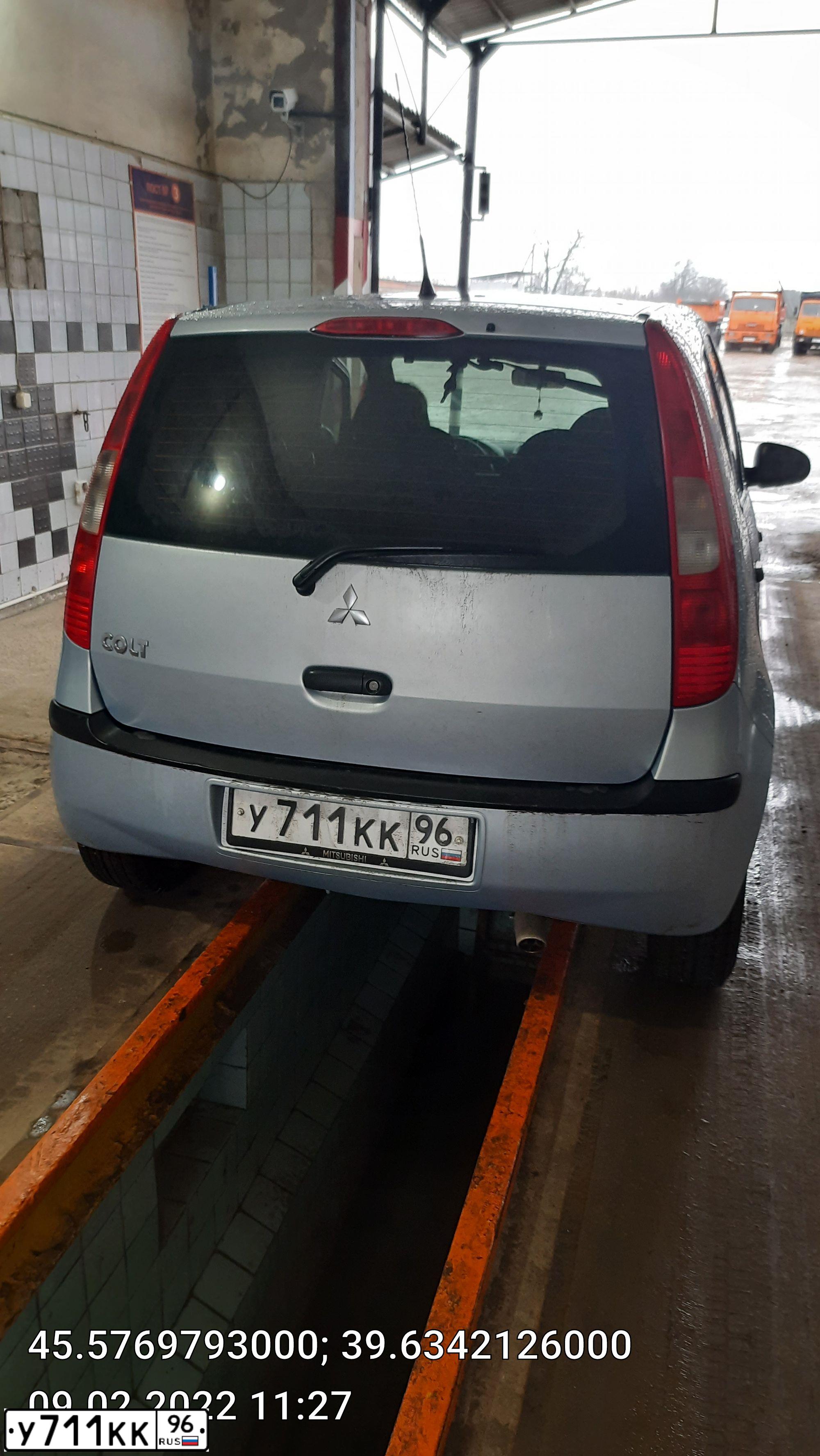 Фото автомобиля MITSUBISHI COLT, 2005 — госномер Х003УУ66. Цвет: СВЕТЛО-ГОЛУБОЙ
