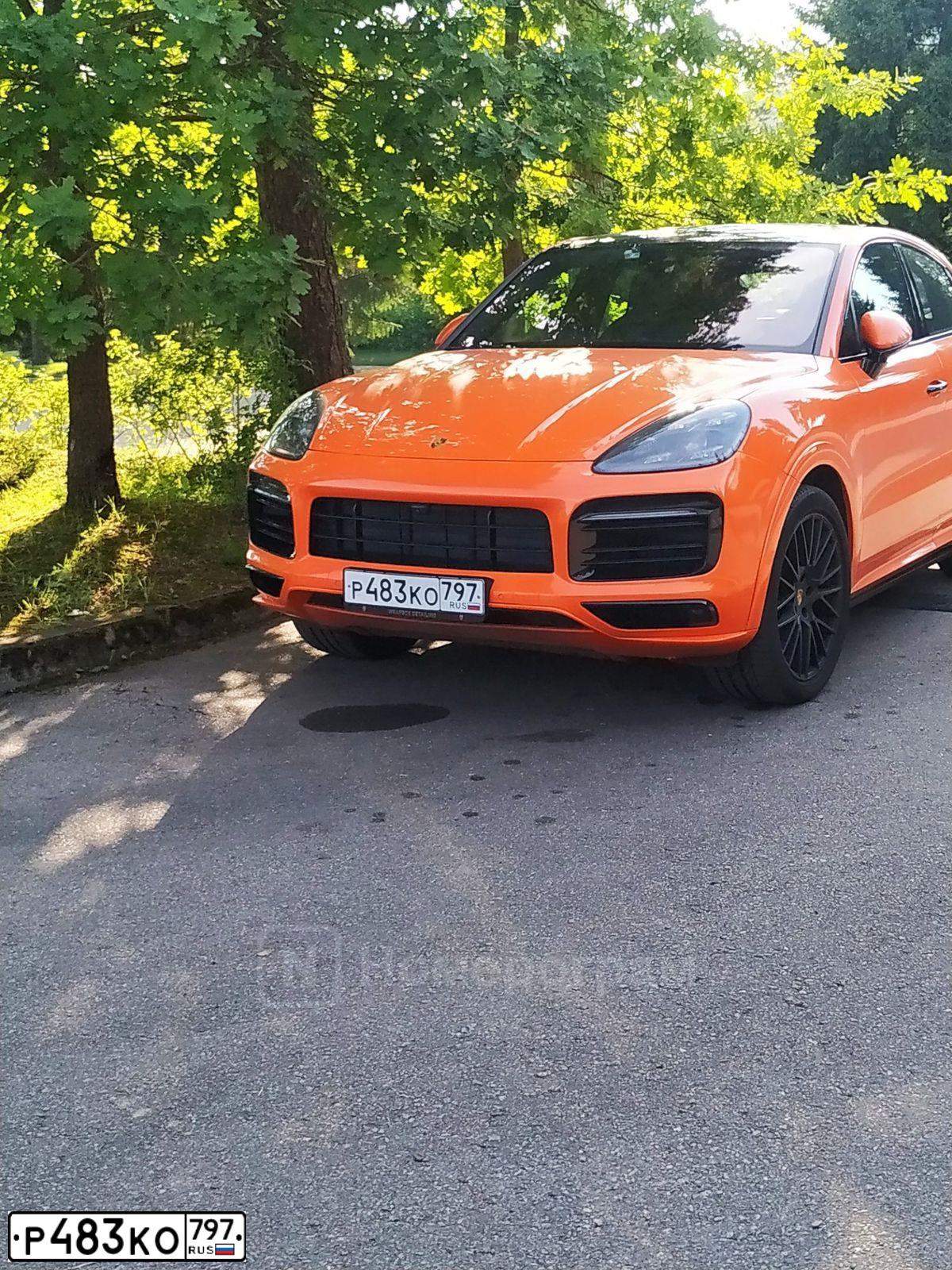 Фото автомобиля PORSCHE CAYENNE ЕА22, 2021 — госномер Р483КО797. Цвет: ОРАНЖЕВЫЙ