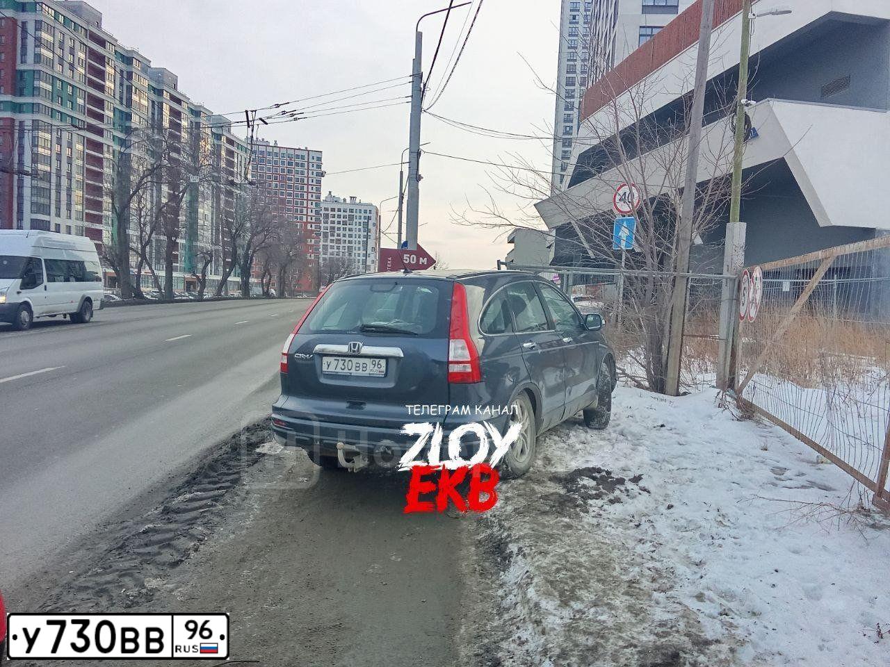 Фото автомобиля HONDA CR-V, 2011 — госномер У730ВВ96. Цвет: Т.СЕРЫЙ