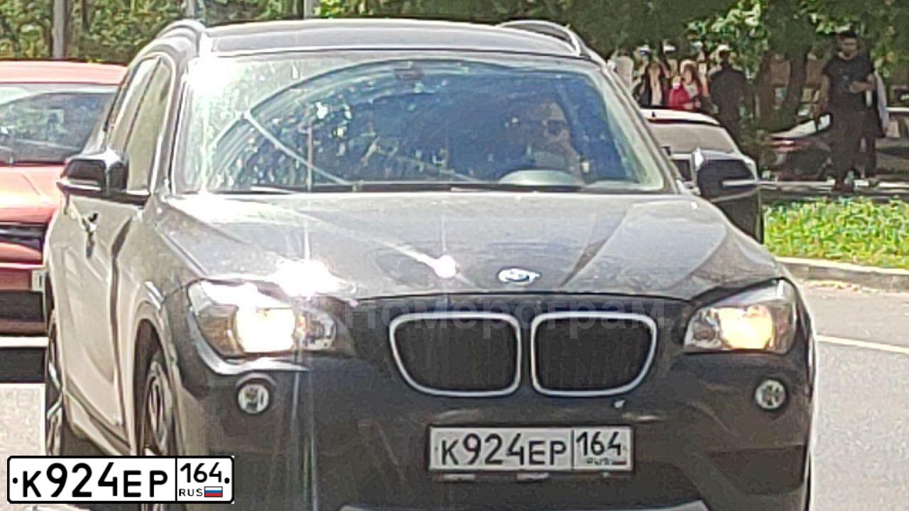 Фото автомобиля BMW X1, 2014 — госномер М490КА164. Цвет: ЧЕРНЫЙ