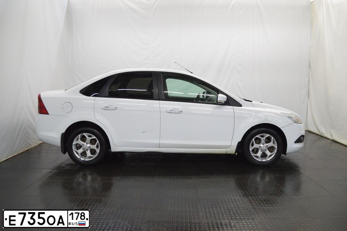Фото автомобиля FORD FOCUS, 2011 — госномер Е735ОА178. Цвет: БЕЛЫЙ