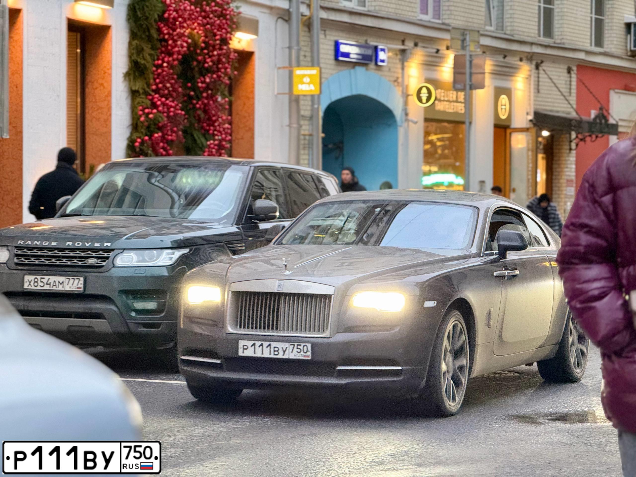 Фото автомобиля ROLLS ROYCE ROLLS-ROYCE WRAITH, 2017 — госномер Р111ВУ750. Цвет: КОРИЧНЕВЫЙ ПЕСОЧНЫЙ