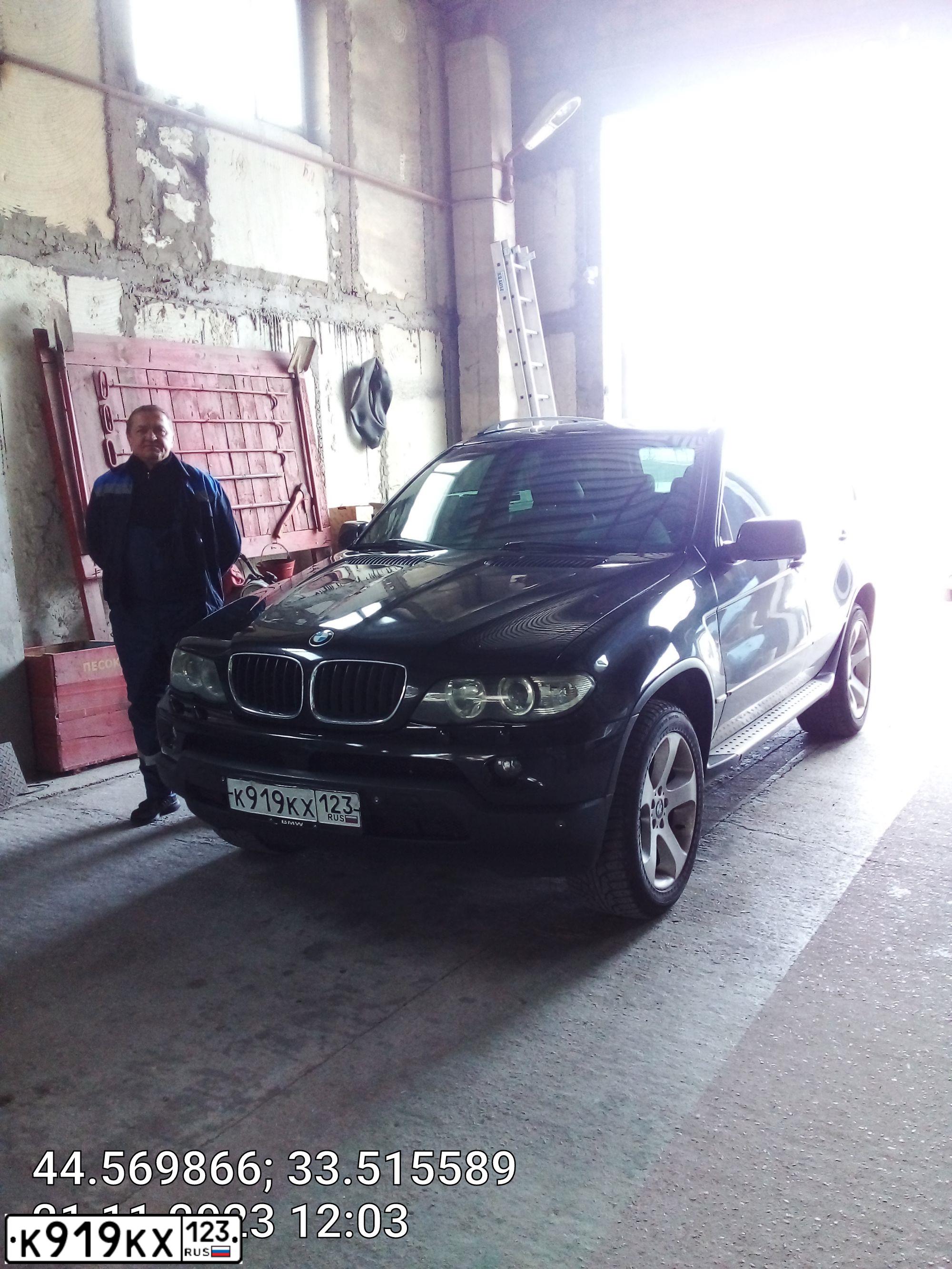 Фото автомобиля BMW X5, 2005 — госномер Е444НУ23. Цвет: ЧЕРНЫЙ