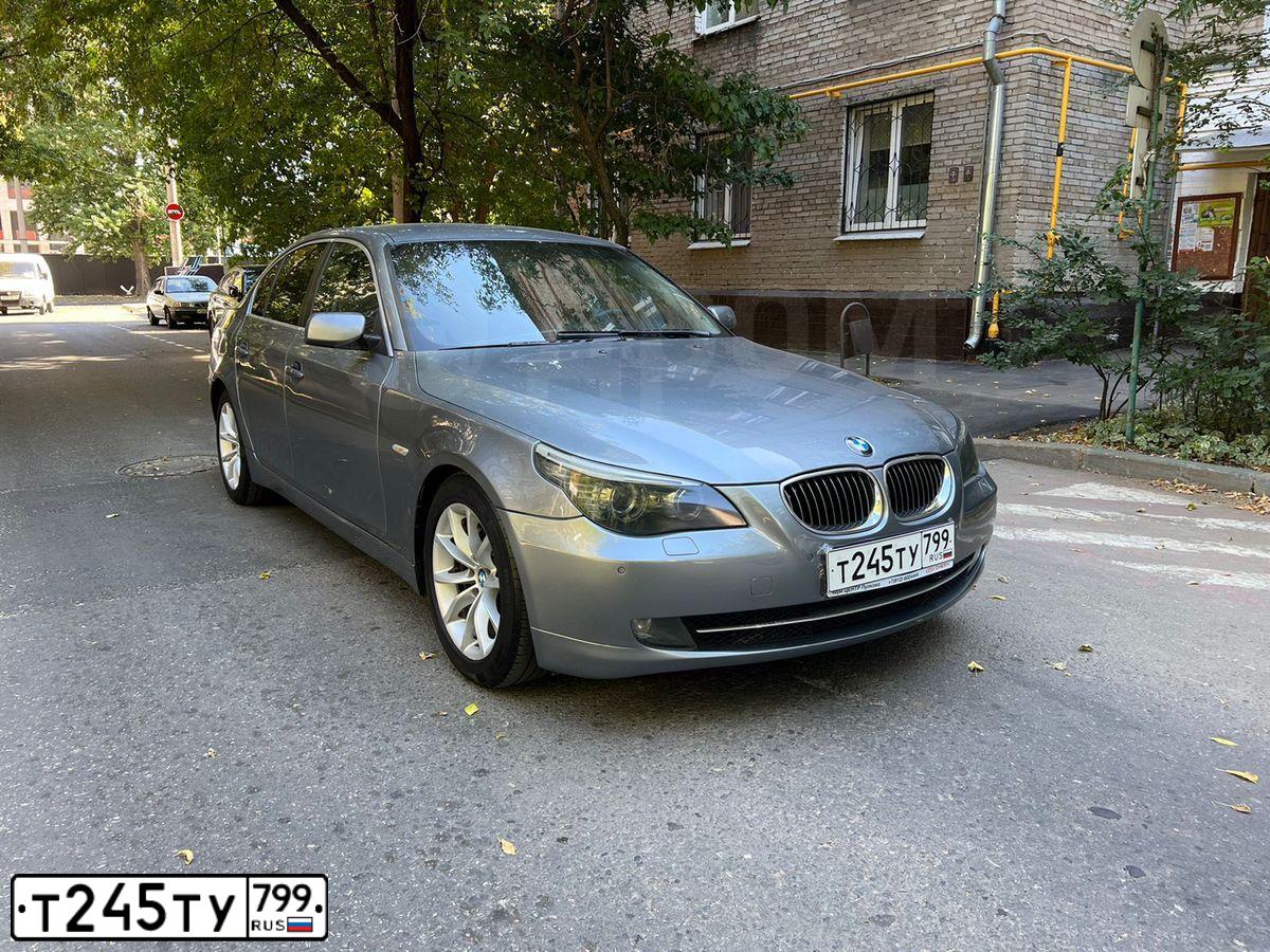 Фото автомобиля BMW SERIE 5, 2008 — госномер Т245ТУ799. Цвет: темно-серый