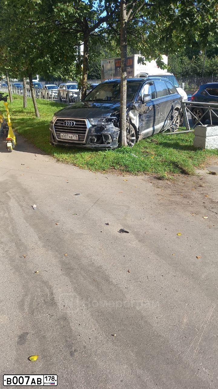 Фото автомобиля AUDI Q7, 2015 — госномер В007АВ178. Цвет: ЧЕРНО-СИНИЙ