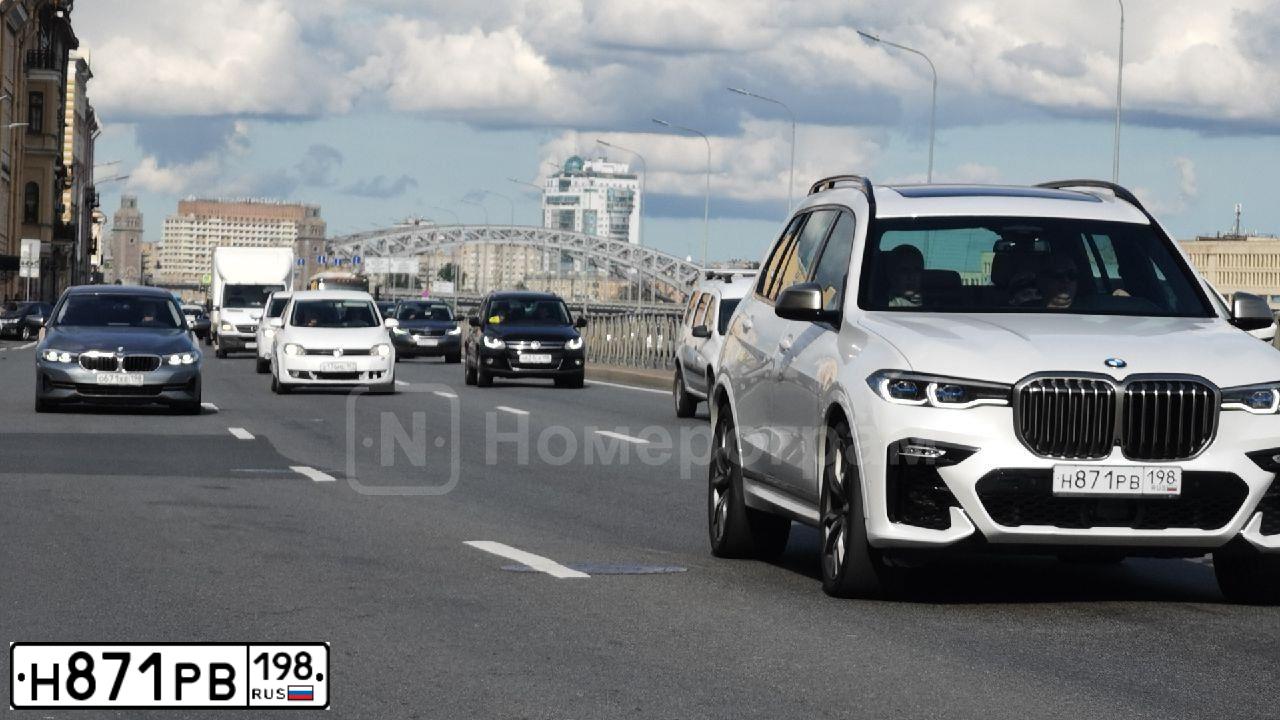 Фото автомобиля BMW X7 M50D, 2020 — госномер Н871РВ198. Цвет: Белый