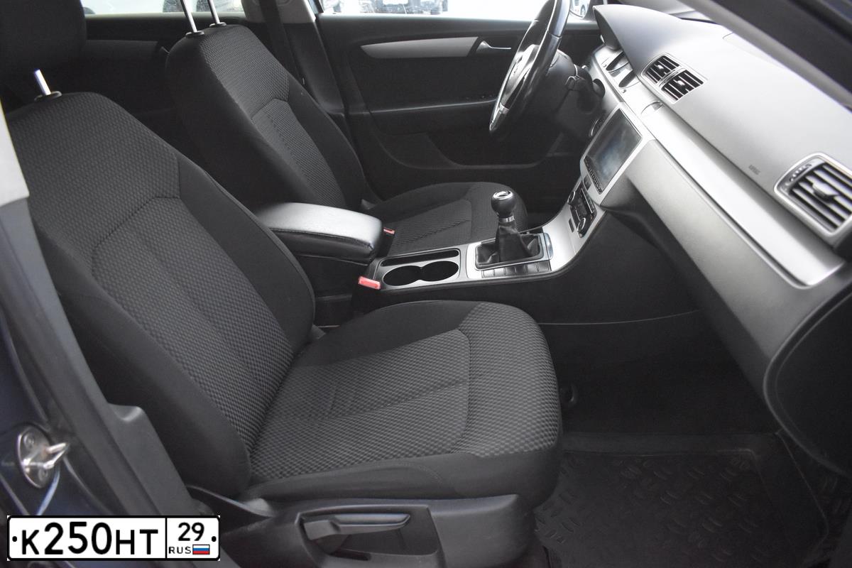 Фото автомобиля VOLKSWAGEN PASSAT, 2011 — госномер М564ОМ29. Цвет: СЕРЫЙ