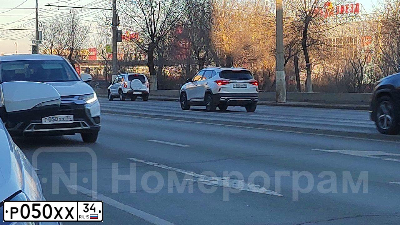 Фото автомобиля MITSUBISHI OUTLANDER, 2014 — госномер Н440ЕО134. Цвет: Белый