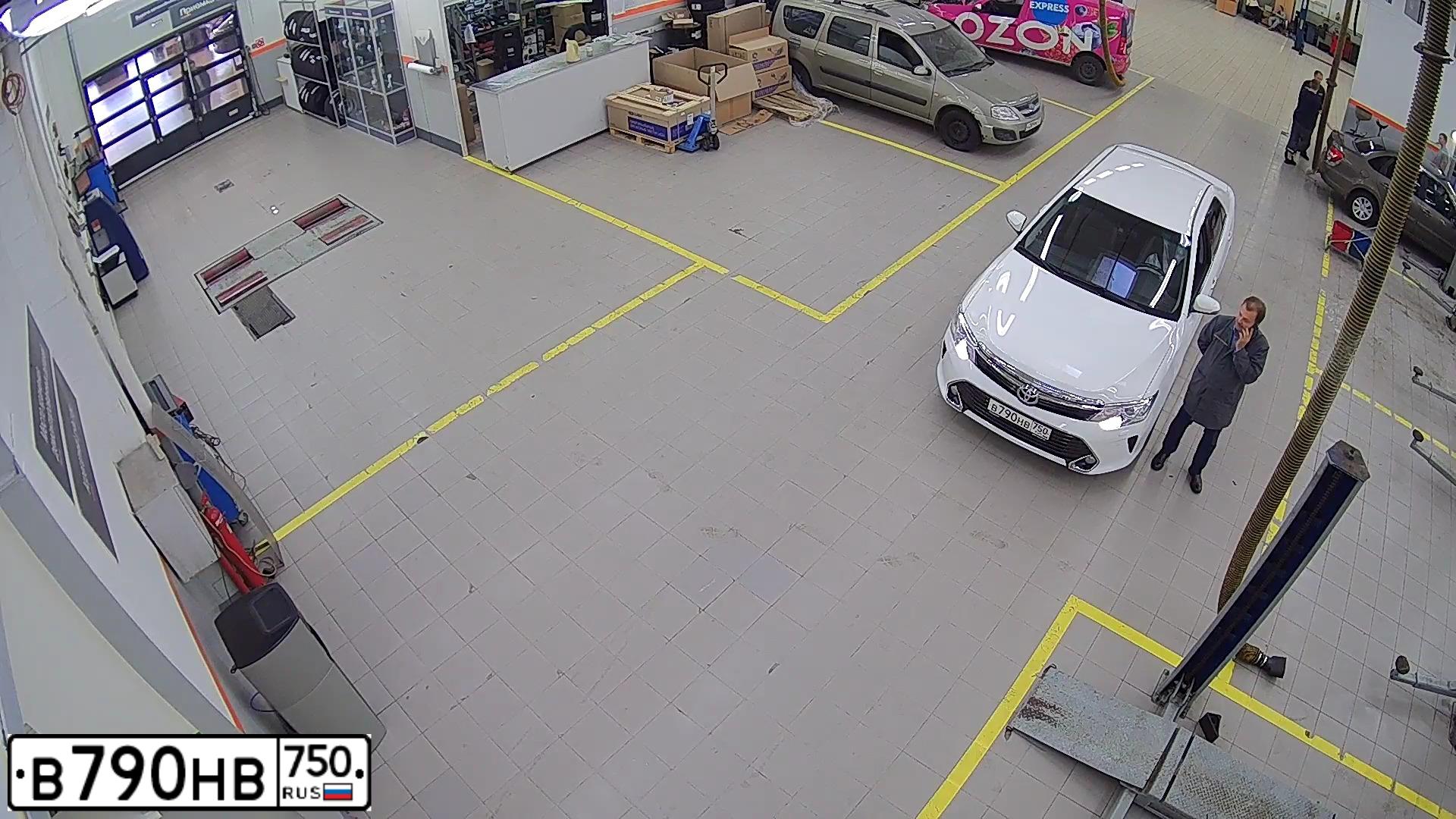 Фото автомобиля TOYOTA CAMRY, 2016 — госномер В790НВ750. Цвет: Белый