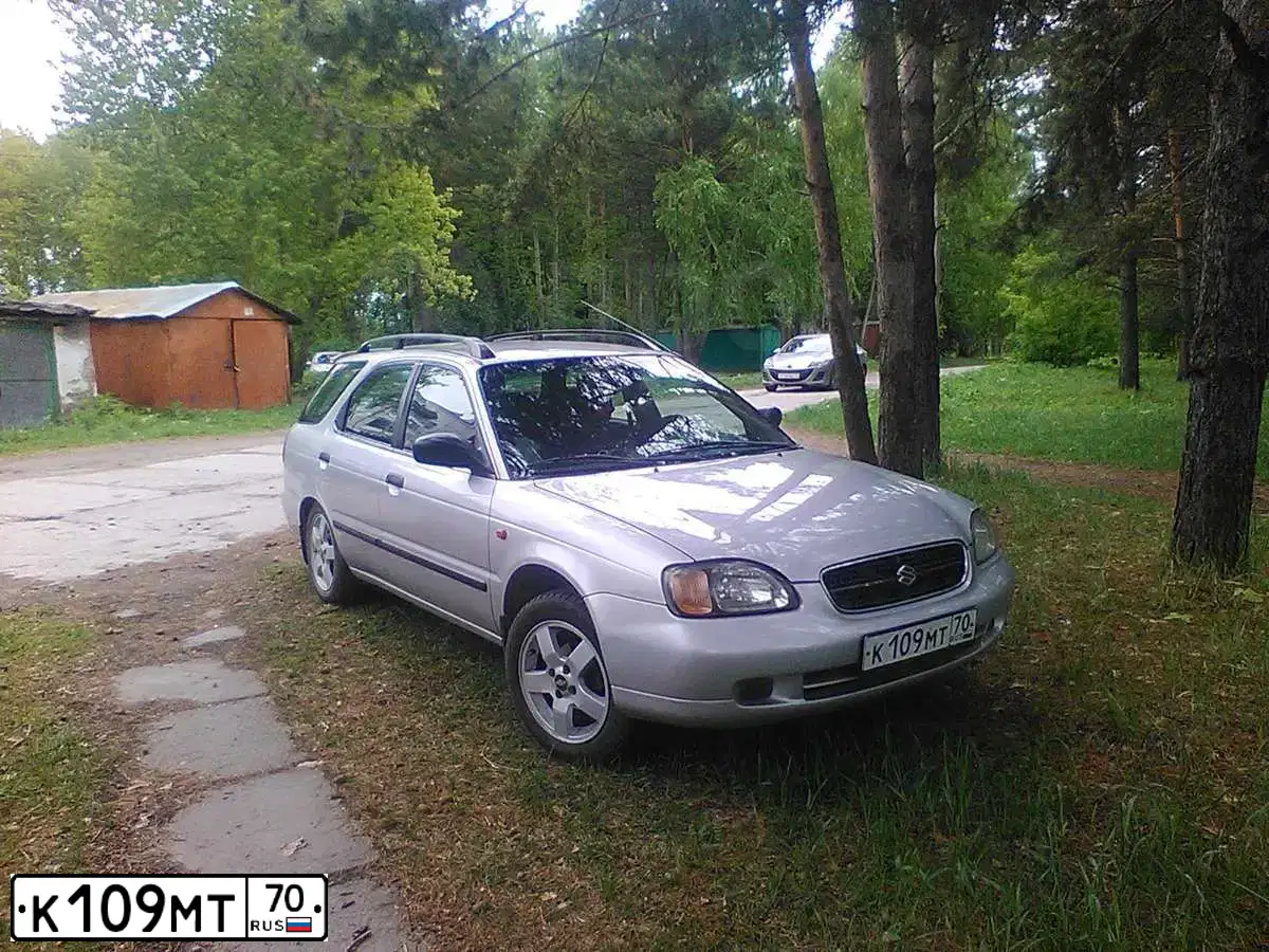 Фото автомобиля SUZUKI BALENO, 1999 — госномер С892УУ70. Цвет: СЕРЕБРИСТЫЙ
