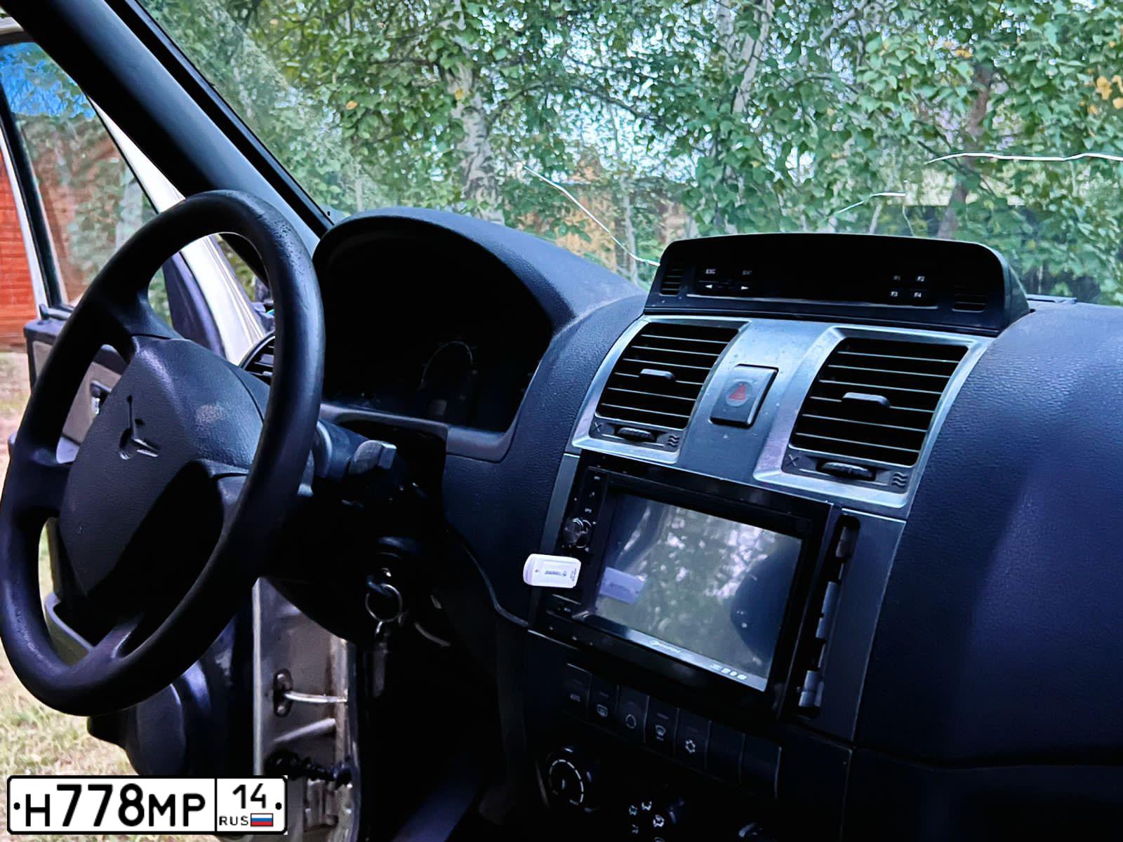 Фото автомобиля UAZ 2363, 2013 — госномер Н778МР14. Цвет: Серебристо-желтый металлик