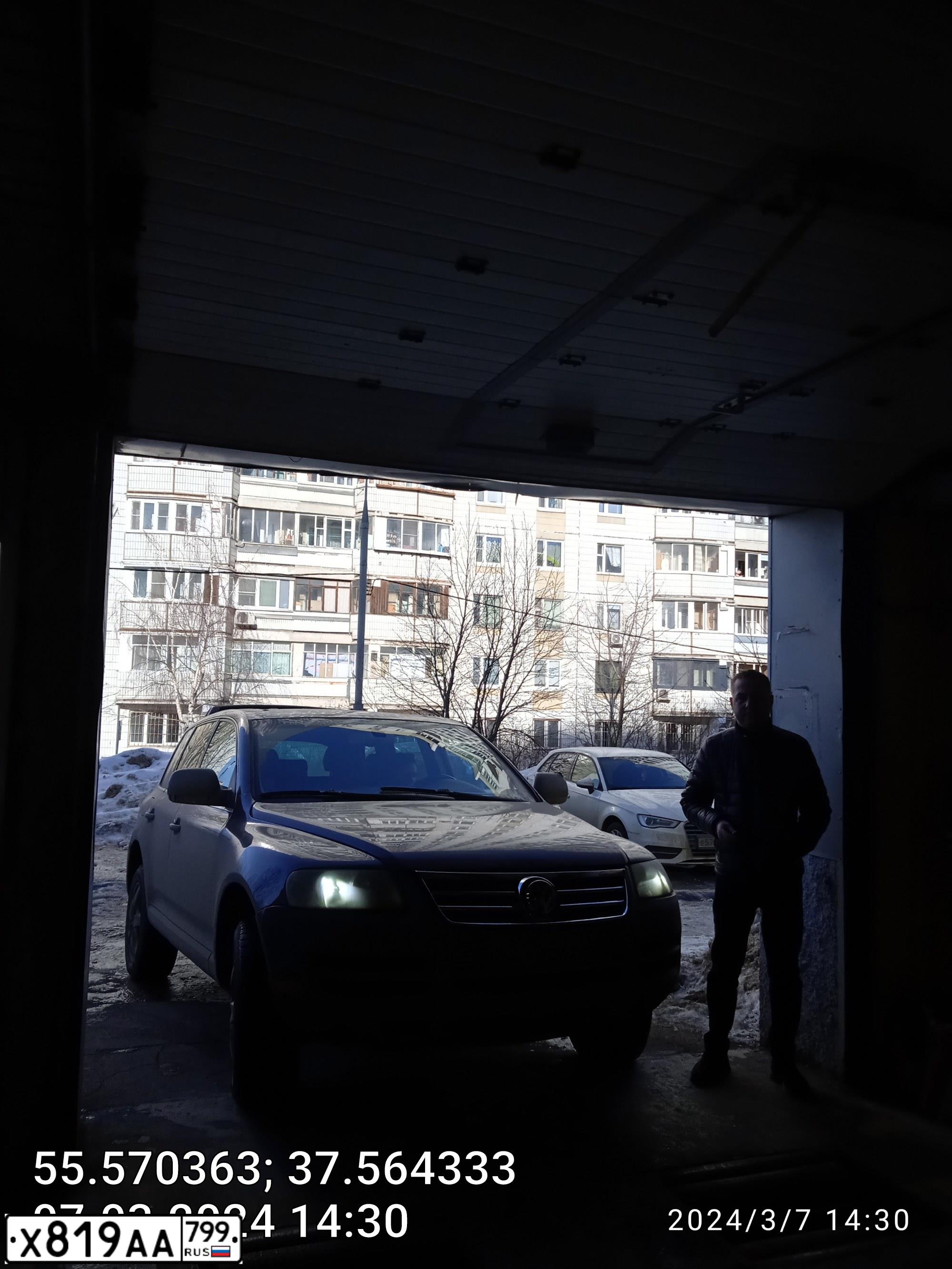 Фото автомобиля VOLKSWAGEN TOUAREG, 2004 — госномер У600СО98. Цвет: синий