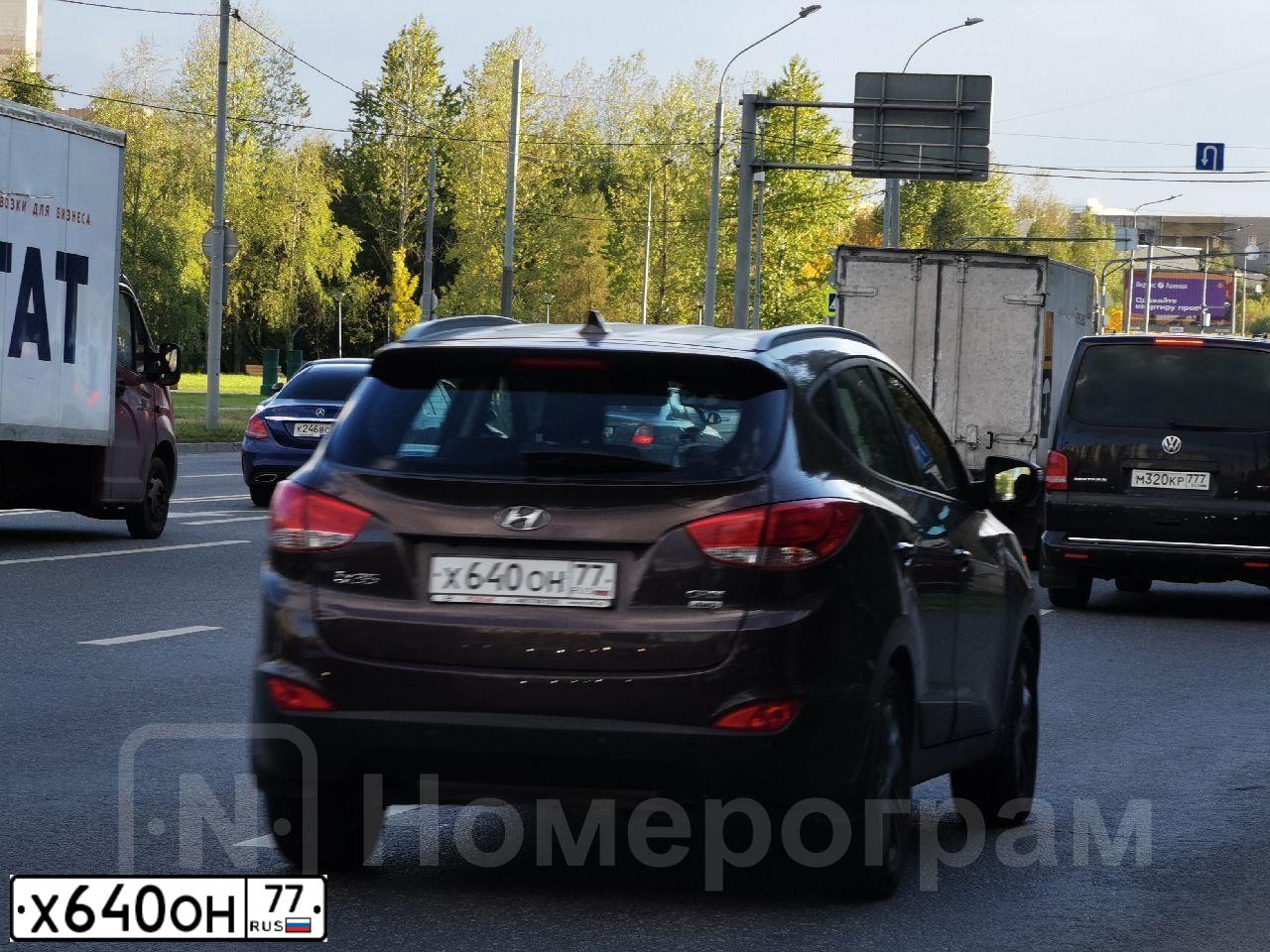 Фото автомобиля HYUNDAI IX35, 2013 — госномер Х640ОН77. Цвет: КОРИЧНЕВЫЙ