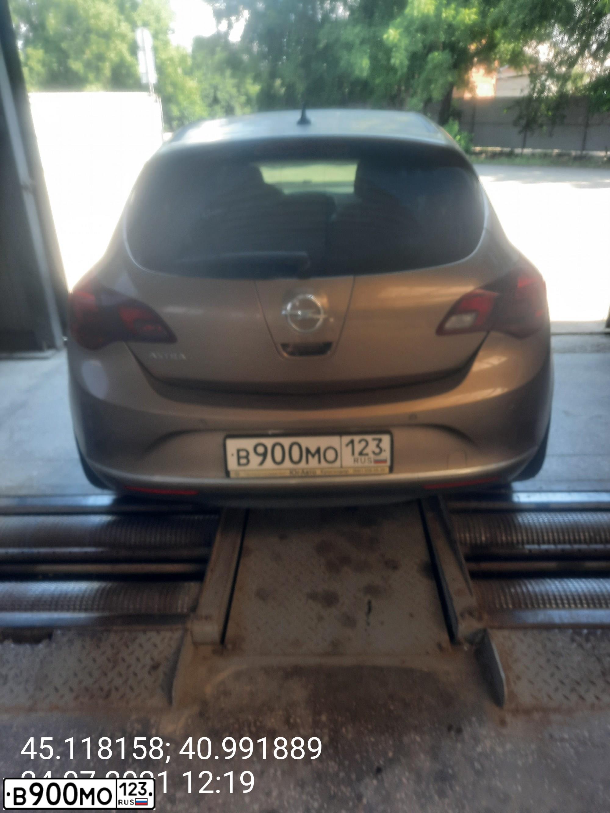 Фото автомобиля OPEL ASTRA, 2013 — госномер В900МО123. Цвет: БЕЖЕВЫЙ МЕТАЛЛИК
