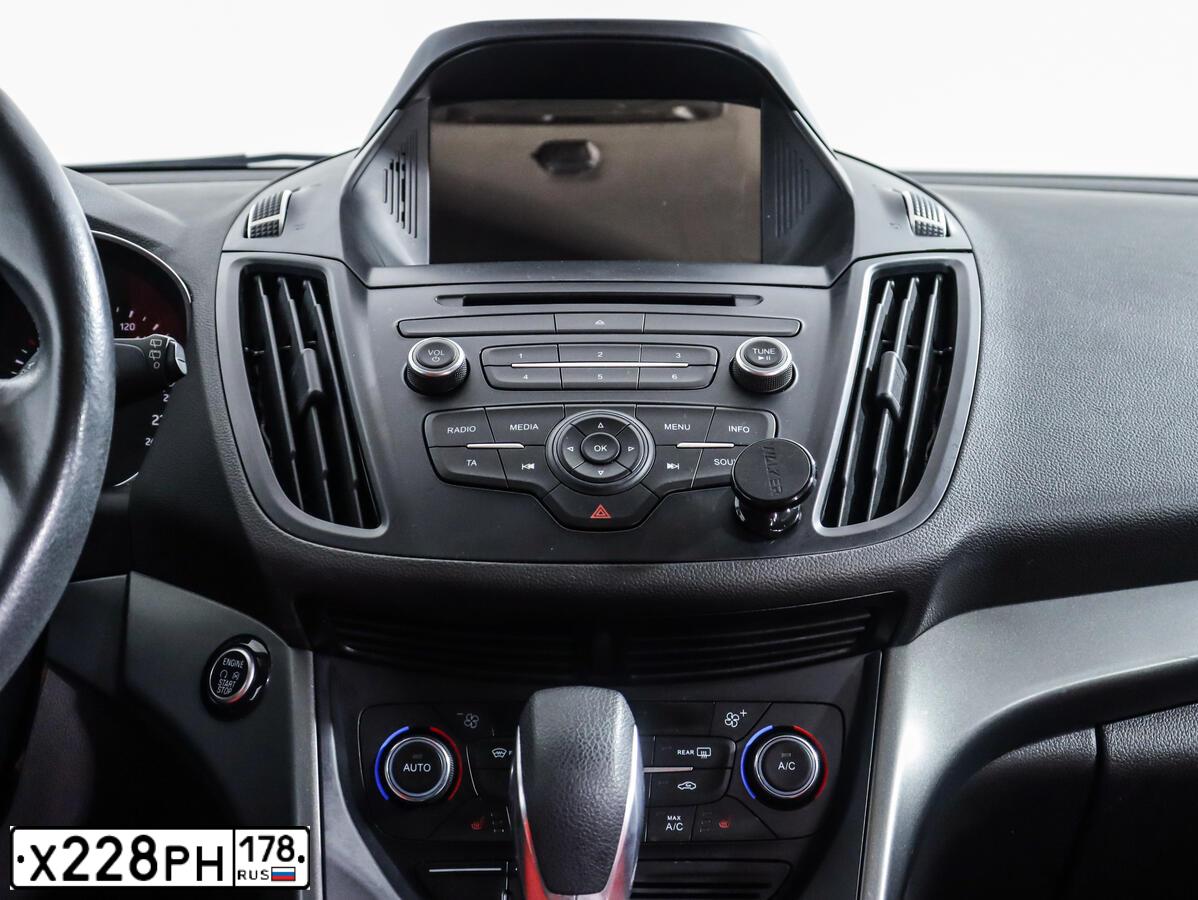 Фото автомобиля FORD KUGA, 2017 — госномер Н734ЕС198. Цвет: Красный