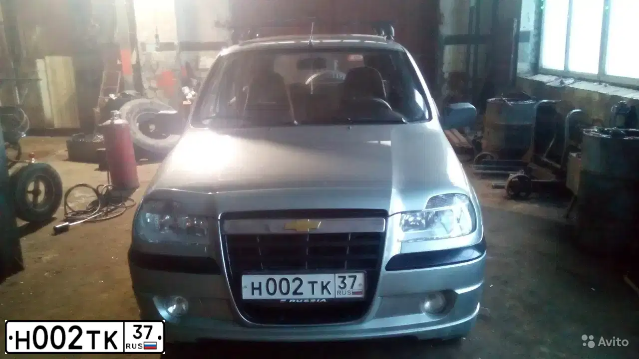 Фото автомобиля CHEVROLET NIVA, 2006 — госномер Н002ТК37. Цвет: СЕРО-КОРИЧНЕВЫЙ МЕТАЛЛИК