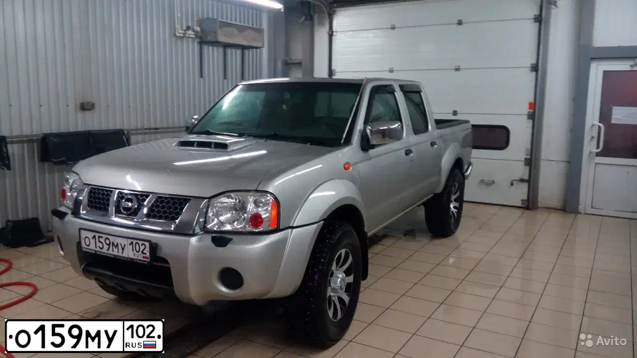 Фото автомобиля NISSAN NP 300, 2012 — госномер О459МУ102. Цвет: СЕРЕБРИСТЫЙ