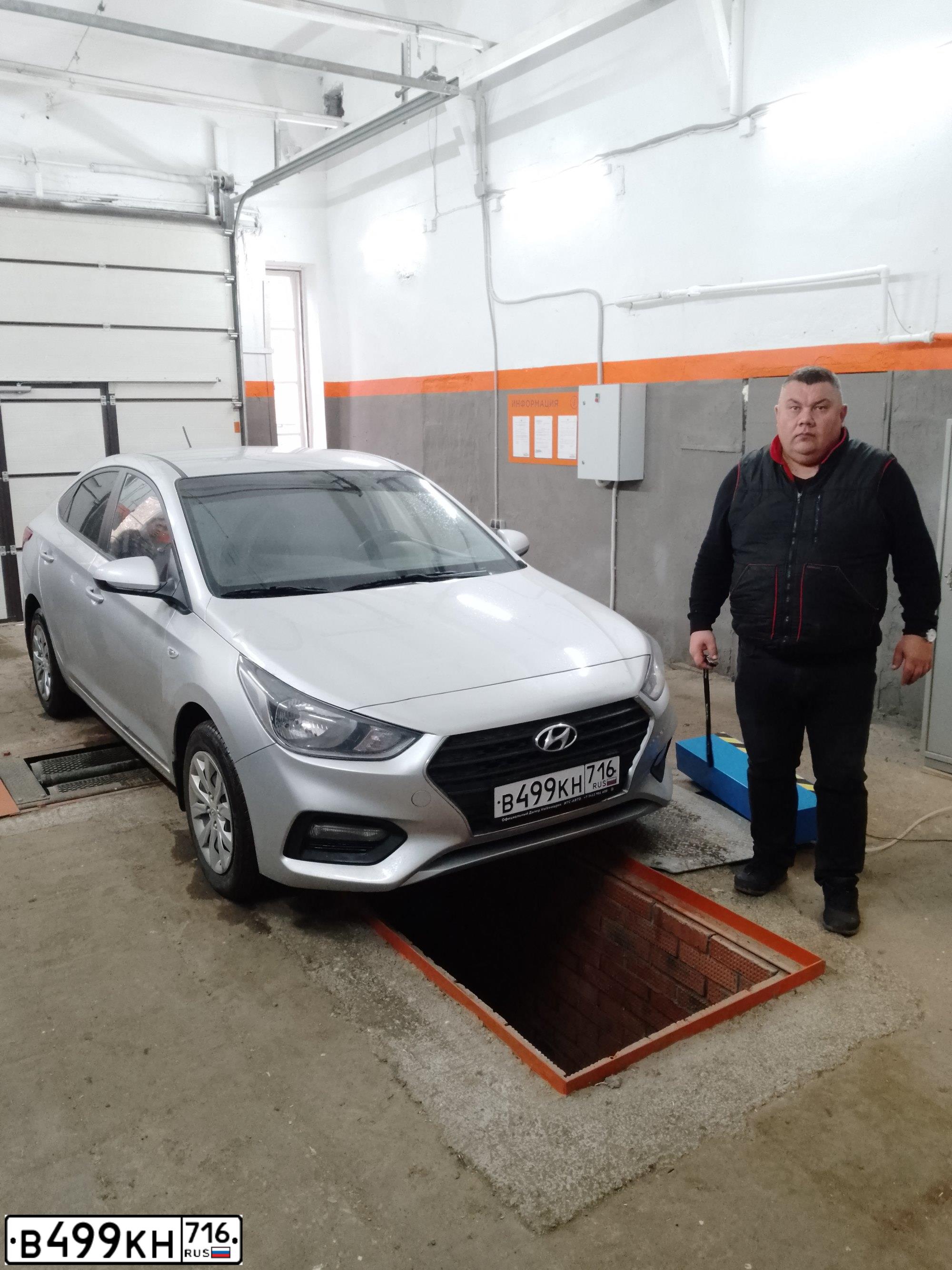 Фото автомобиля HYUNDAI SOLARIS, 2018 — госномер С424НТ18. Цвет: Серебристый