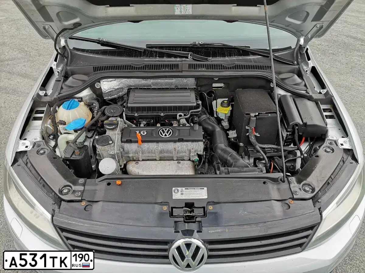Фото автомобиля VOLKSWAGEN JETTA, 2012 — госномер В890УЕ164. Цвет: Серебристый