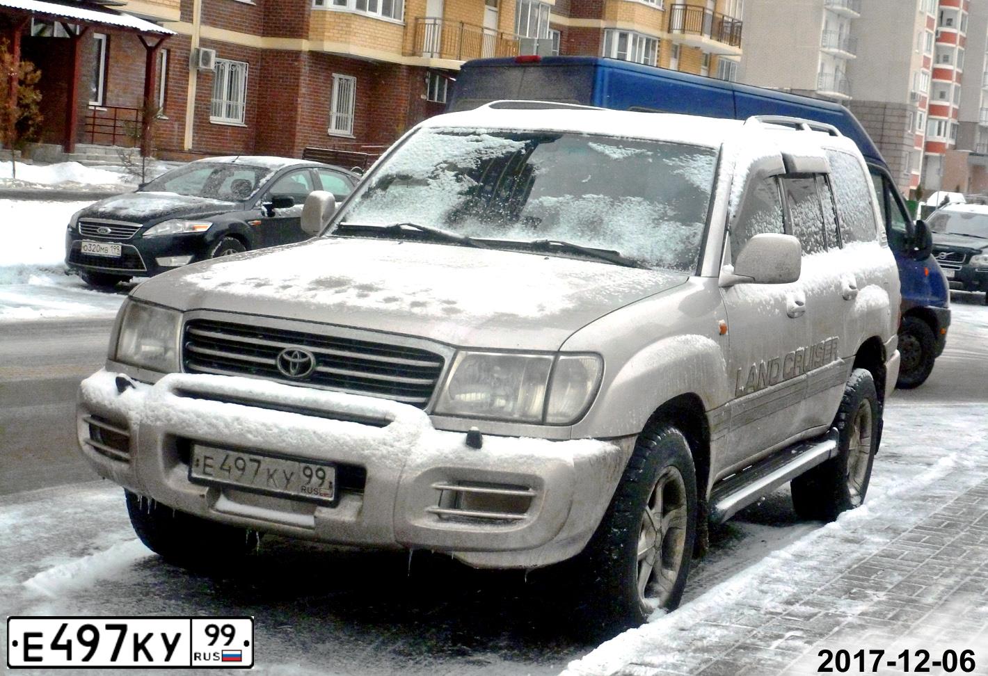 Фото автомобиля TOYOTA LANDCRUISER, 1999 — госномер Е497КУ99. Цвет: Серый