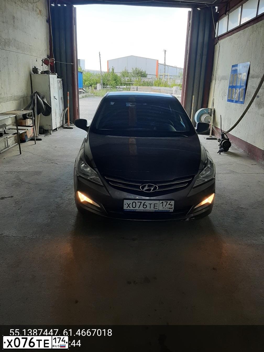 Фото автомобиля HYUNDAI SOLARIS, 2015 — госномер Х076ТЕ174. Цвет: ТЕМНО-СЕРЫЙ