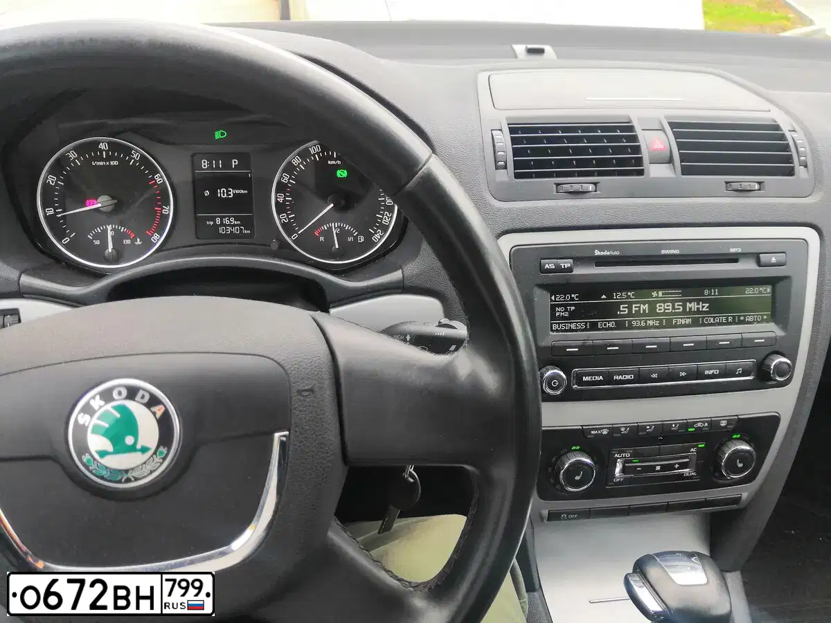 Фото автомобиля SKODA OCTAVIA, 2012 — госномер О142ЕК790. Цвет: ТЕМНО-СЕРЫЙ