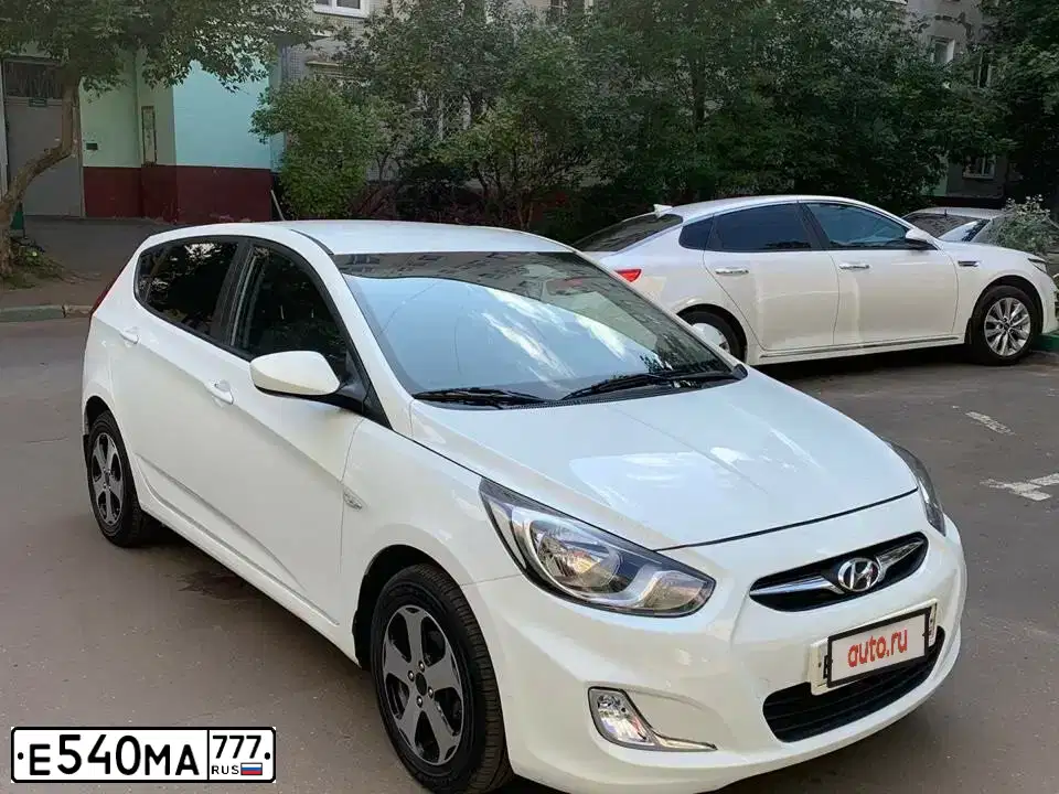 Фото автомобиля HYUNDAI SOLARIS, 2013 — госномер Е221АМ761. Цвет: Белый
