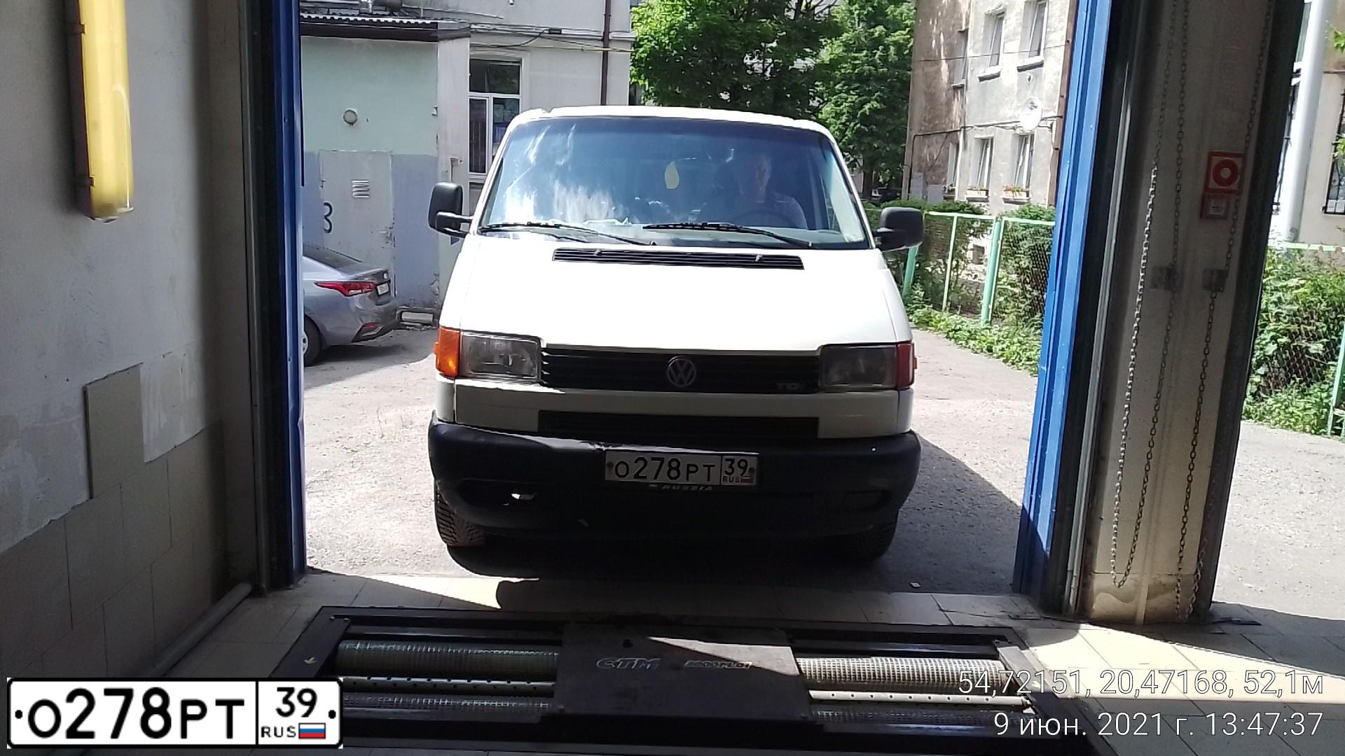 Фото автомобиля VOLKSWAGEN TRANSPORTER, 2002 — госномер О278РТ39. Цвет: БЕЛЫЙ