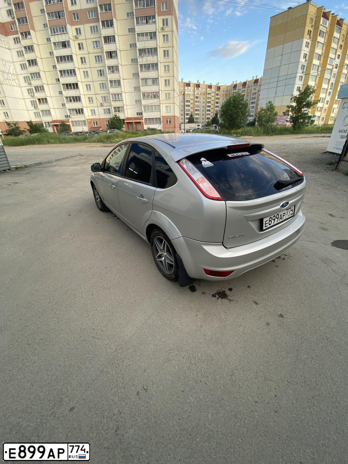 Фото автомобиля FORD FOCUS, 2011 — госномер Е899АР774. Цвет: Серебристый