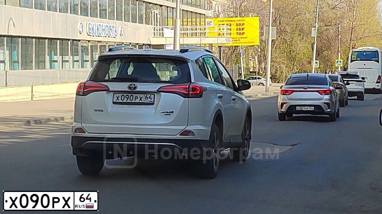 Фото автомобиля CHEVROLET NIVA, 2011 — госномер Е831ЕВ164. Цвет: ТЕМНО ЗЕЛЕНЫЙ