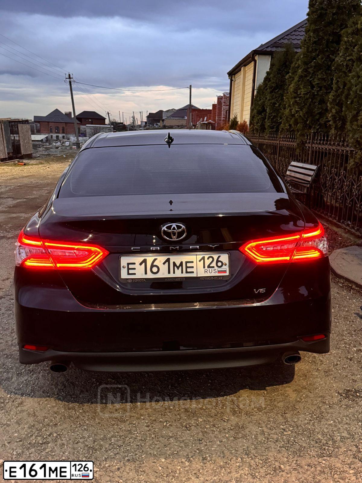 Фото автомобиля TOYOTA CAMRY, 2019 — госномер Е161МЕ126. Цвет: ЧЕРНЫЙ МЕТАЛЛИК
