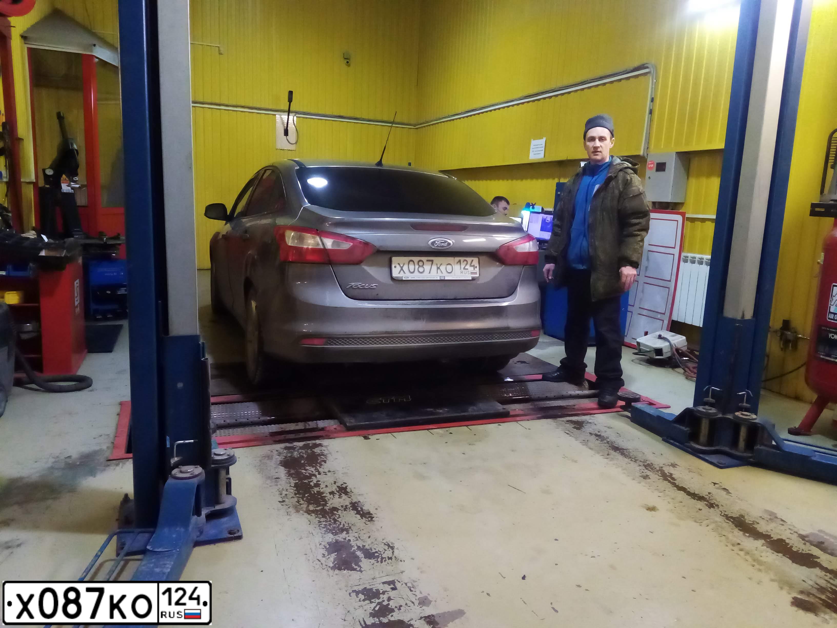 Фото автомобиля FORD FOCUS, 2011 — госномер Е070ХМ24. Цвет: СЕРО-КОРИЧНЕВЫЙ