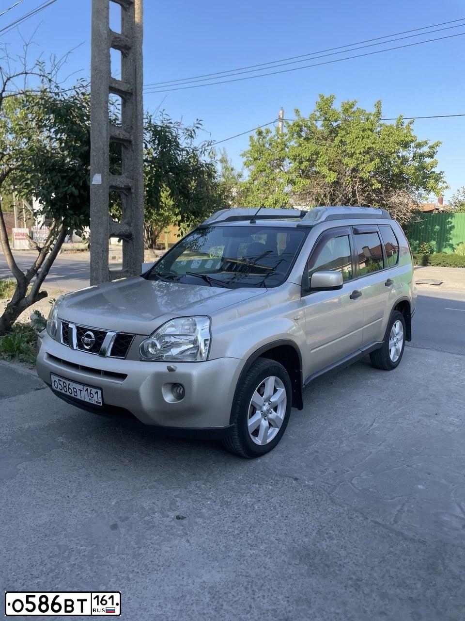 Фото автомобиля NISSAN X-TRAIL, 2008 — госномер О586ВТ161. Цвет: ЗОЛОТИСТЫЙ