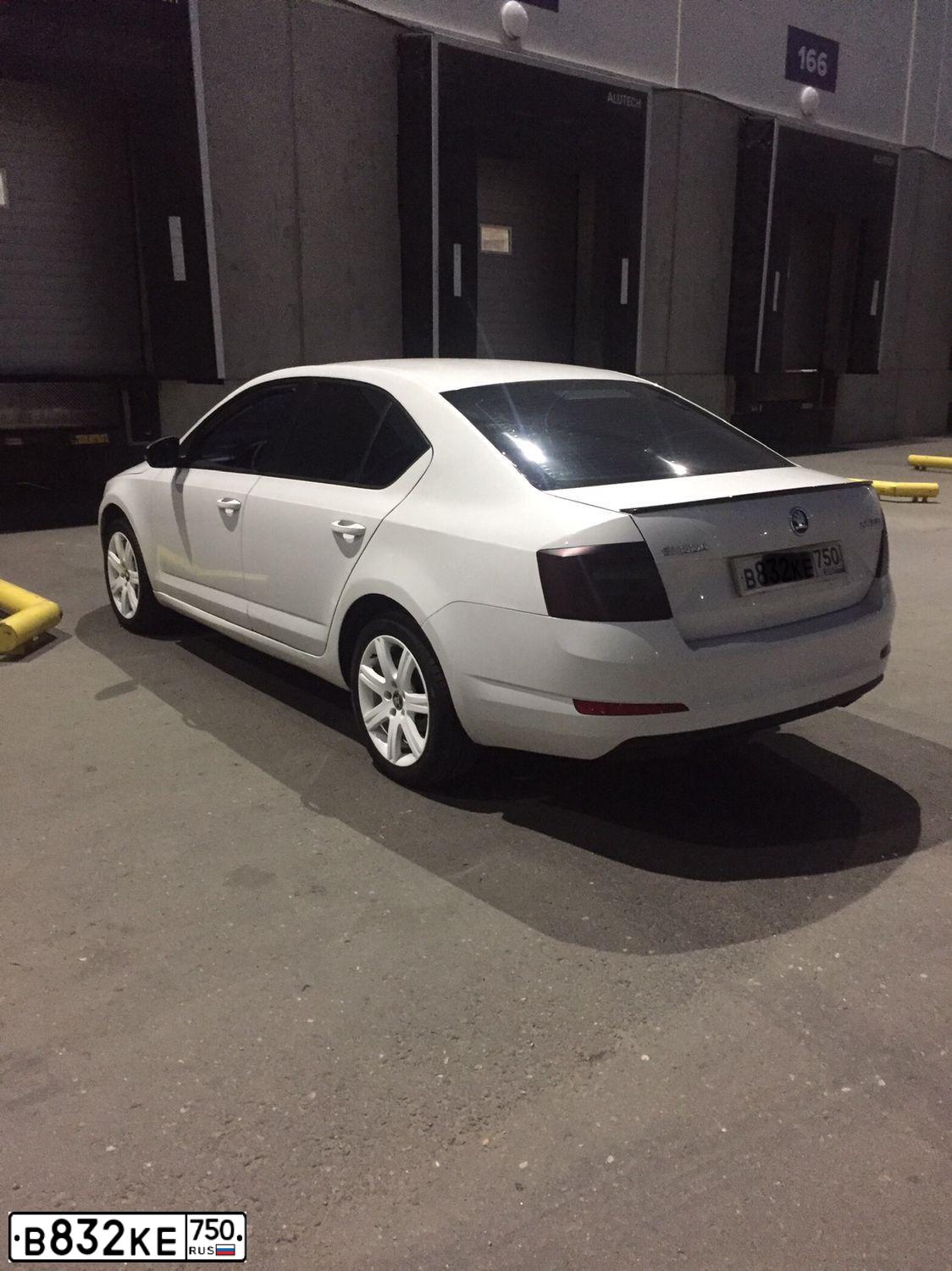 Фото автомобиля SKODA OCTAVIA, 2014 — госномер В832КЕ750. Цвет: Белый