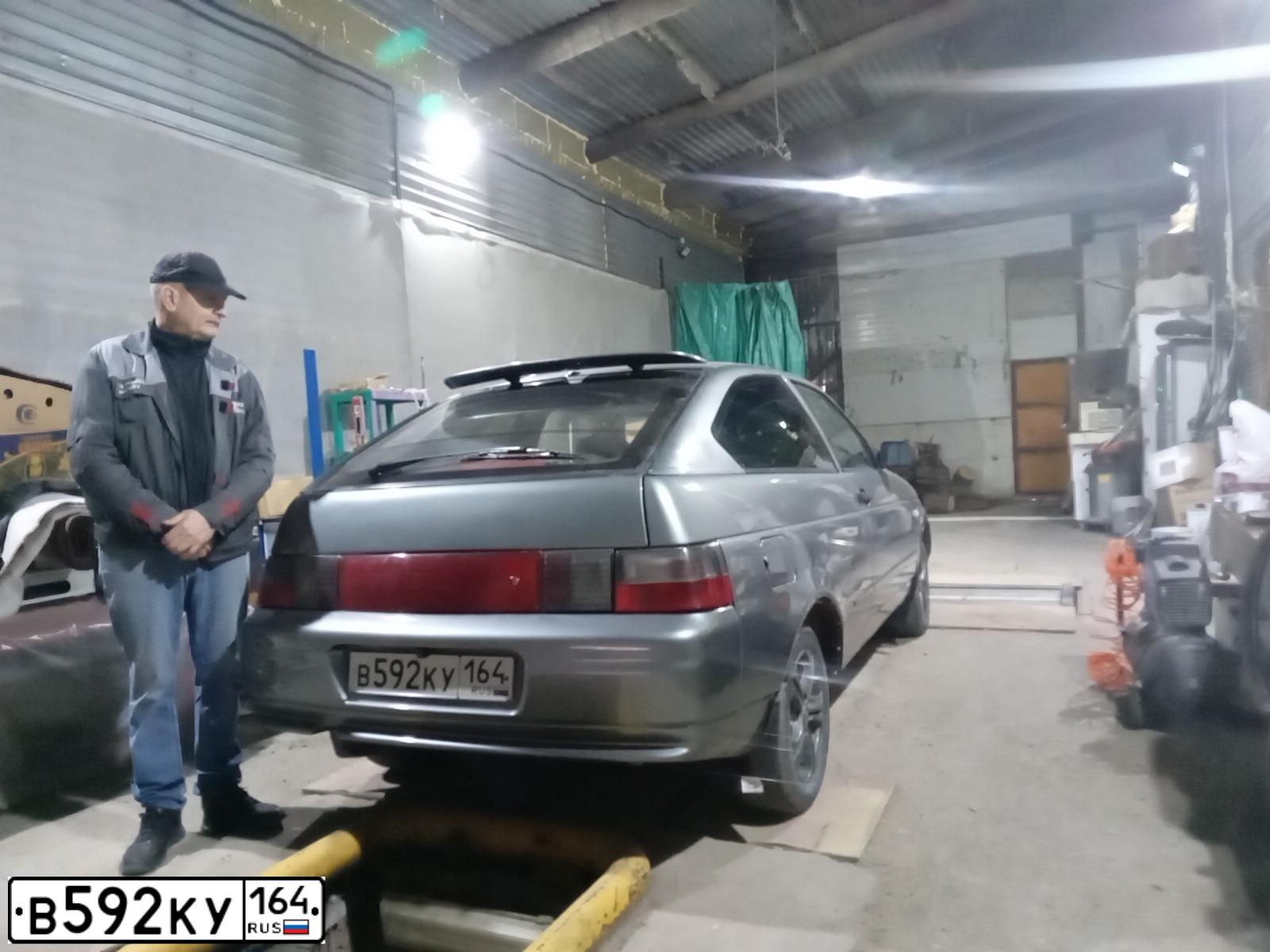 Фото автомобиля LADA 2112, 2008 — госномер В592КУ164. Цвет: СРЕДНИЙ СЕРО-ЗЕЛЕНЫЙ МЕТ