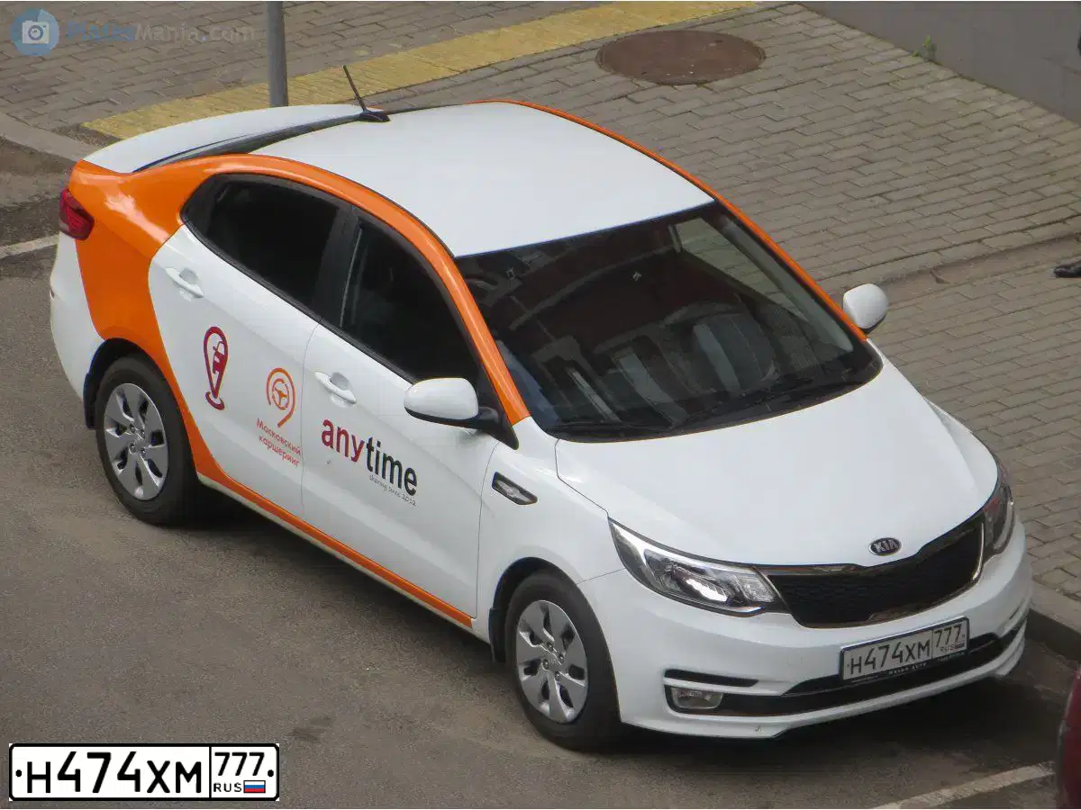 Фото автомобиля KIA RIO, 2017 — госномер Е121НО126. Цвет: Белый